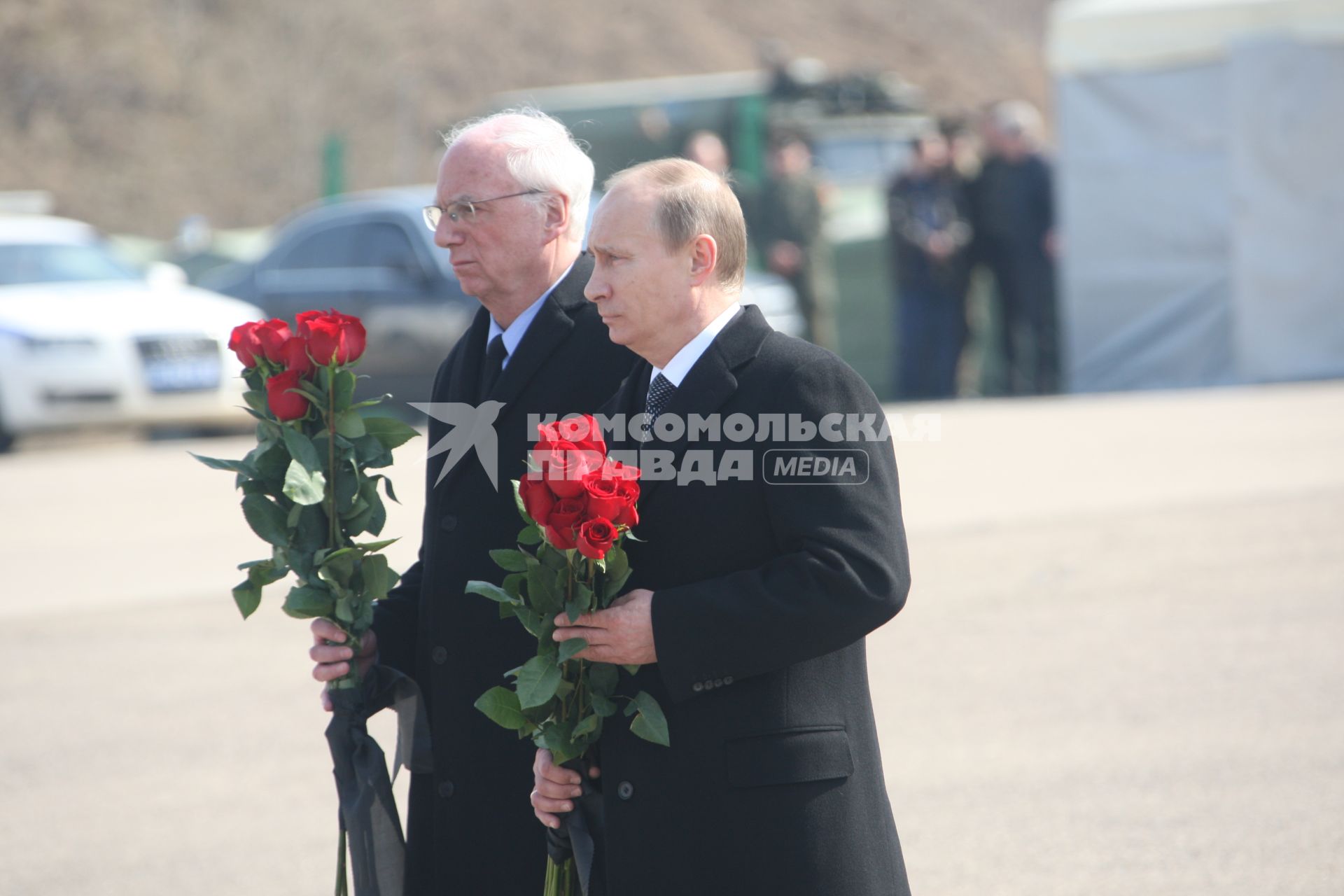 Самолет польского президента Леха Качиньского ТУ-154 разбился под Смоленском утром 10 апреля. Владимир Путин прибыл на место крушения самолета.