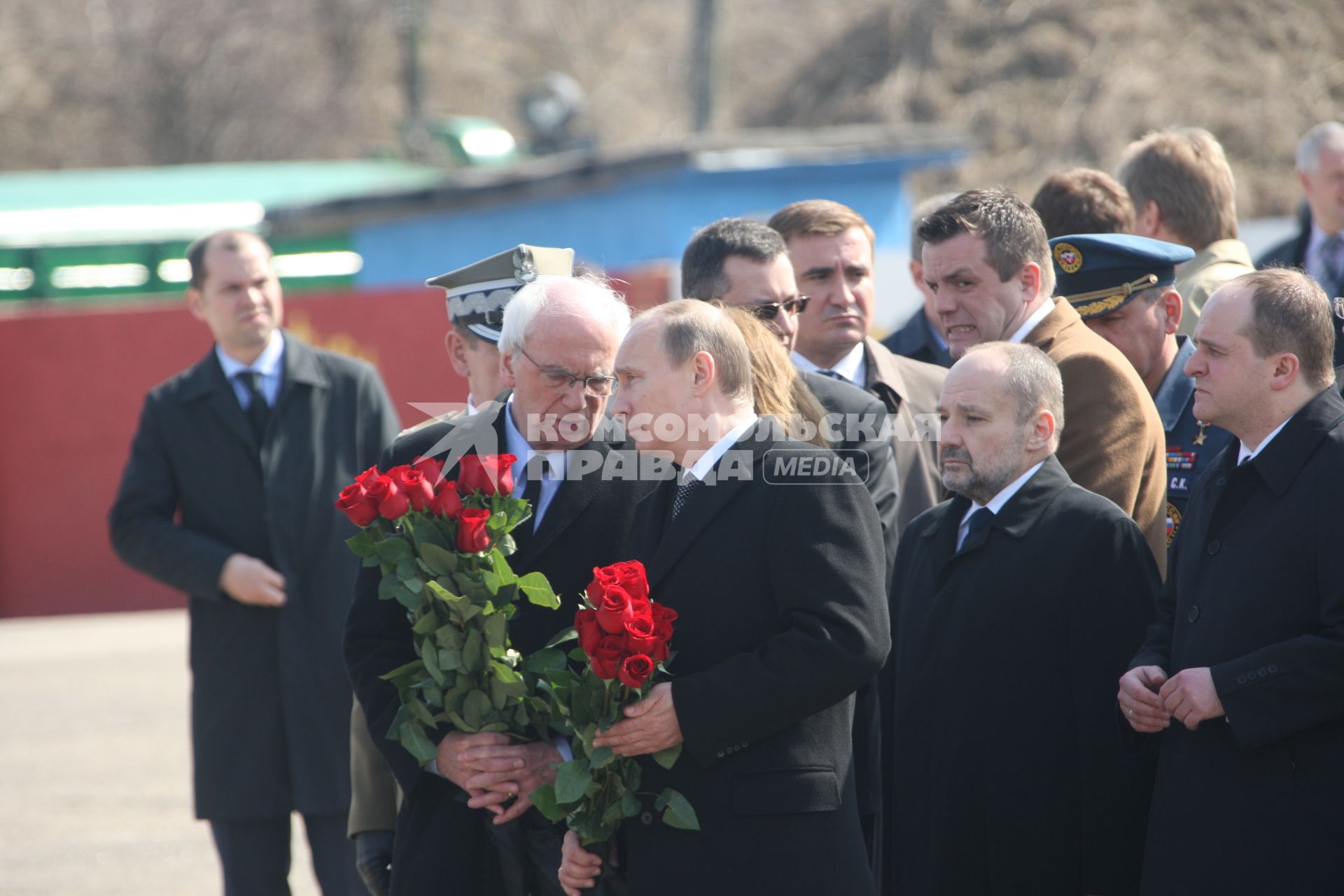 Самолет польского президента Леха Качиньского ТУ-154 разбился под Смоленском утром 10 апреля. Владимир Путин прибыл на место крушения самолета.