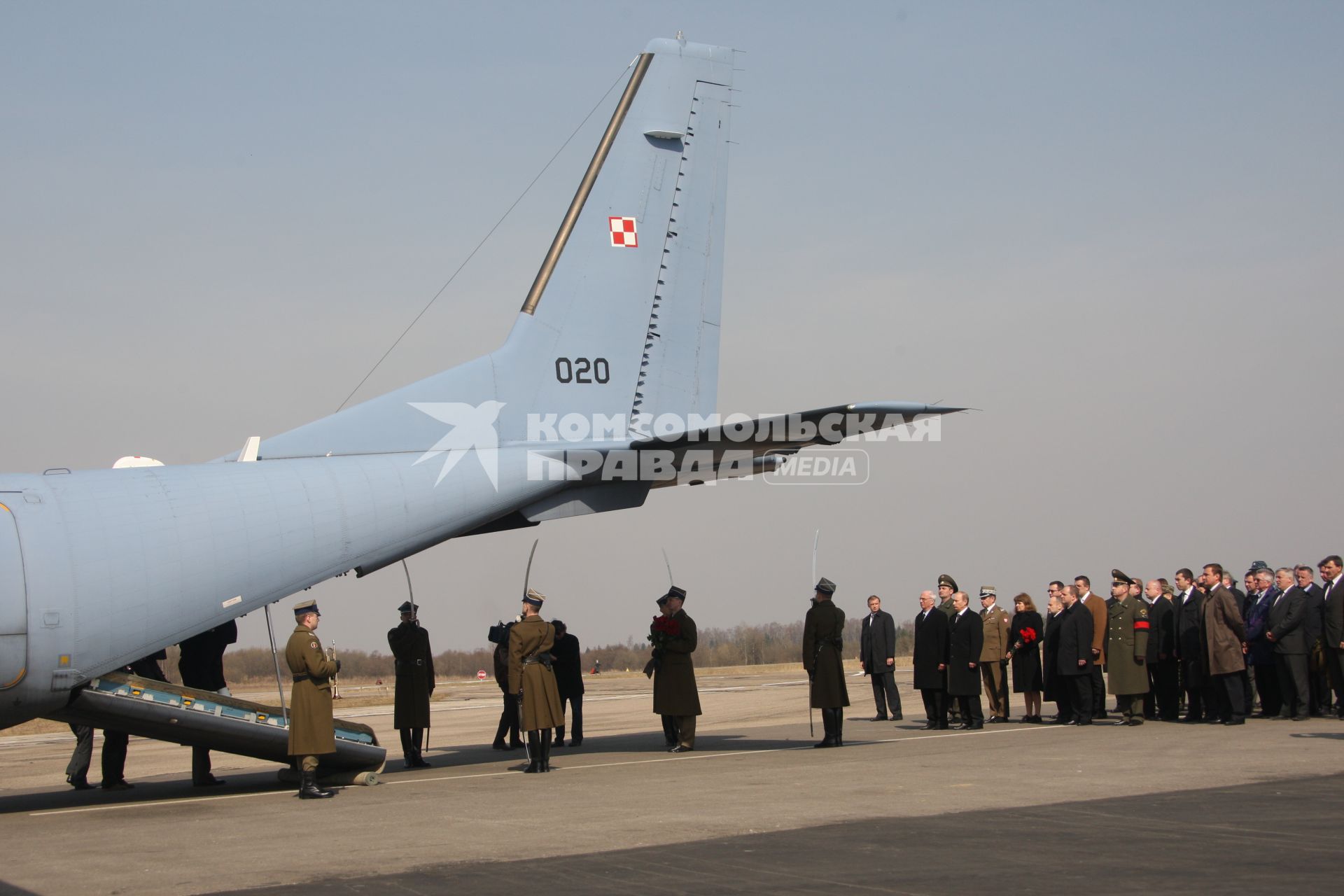 Самолет польского президента Леха Качиньского ТУ-154 разбился под Смоленском утром 10 апреля. Владимир Путин прибыл на место крушения самолета.