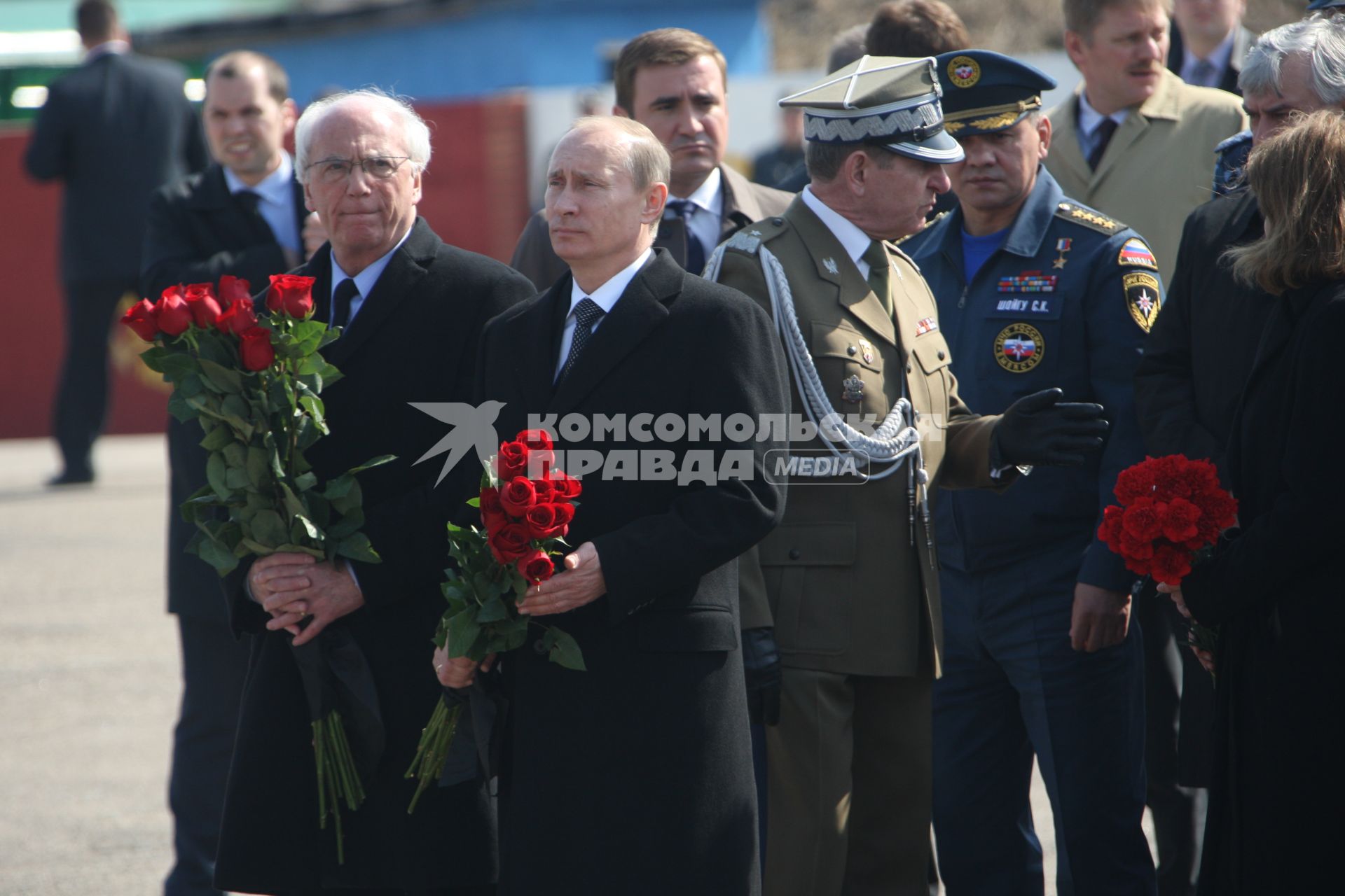 Самолет польского президента Леха Качиньского ТУ-154 разбился под Смоленском утром 10 апреля. Владимир Путин прибыл на место крушения самолета.