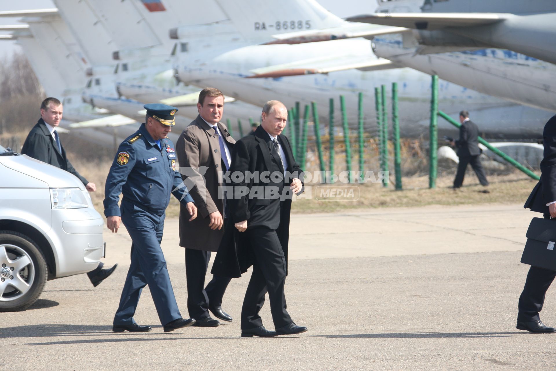 Самолет польского президента Леха Качиньского ТУ-154 разбился под Смоленском утром 10 апреля. Владимир Путин прибыл на место крушения самолета.