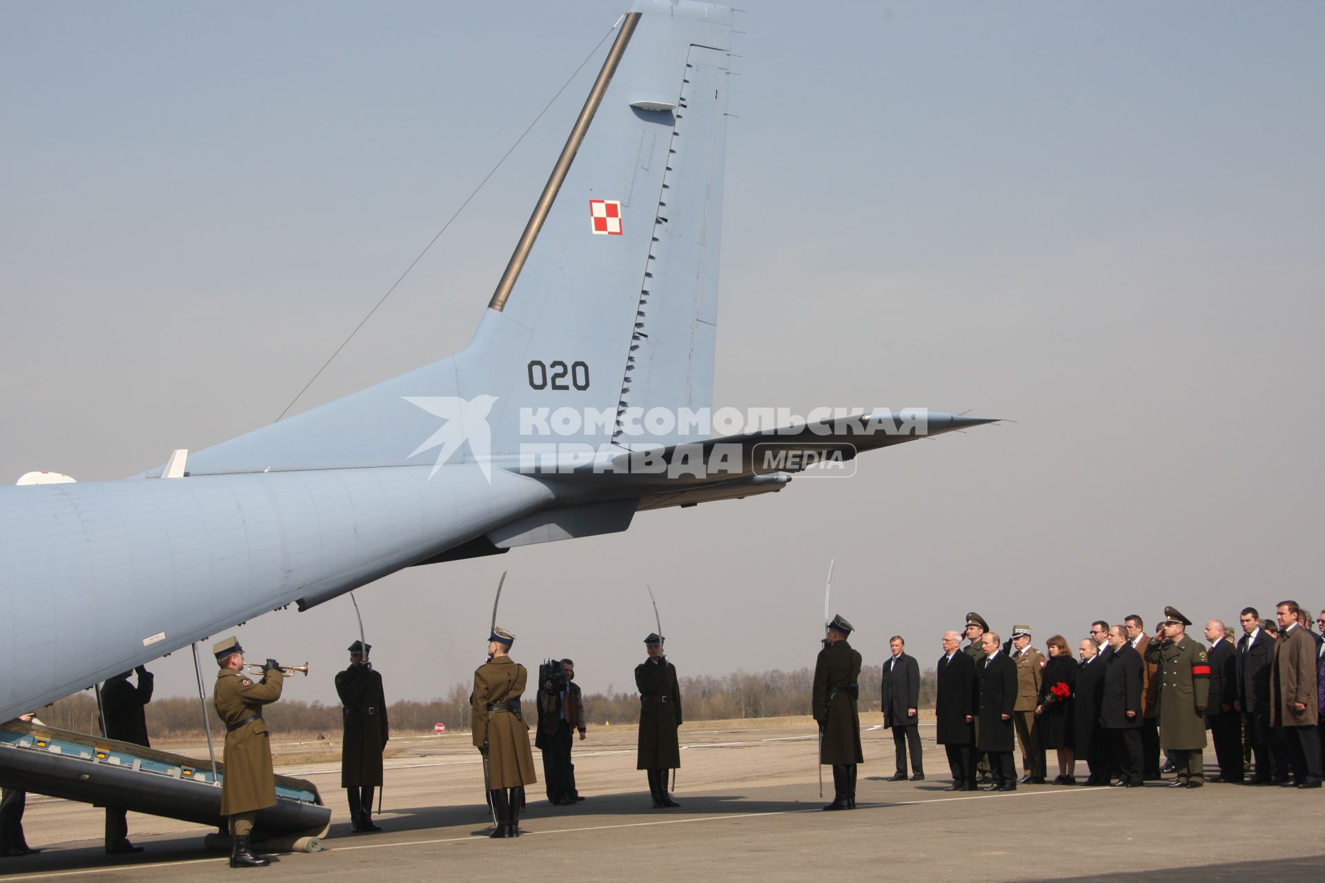 Владимир Путин прибыл в Смоленск на церемонию прощания с Качиньским 11 апреля. Самолет польского президента Леха Качиньского ТУ-154 разбился под Смоленском утром 10 апреля 2010.