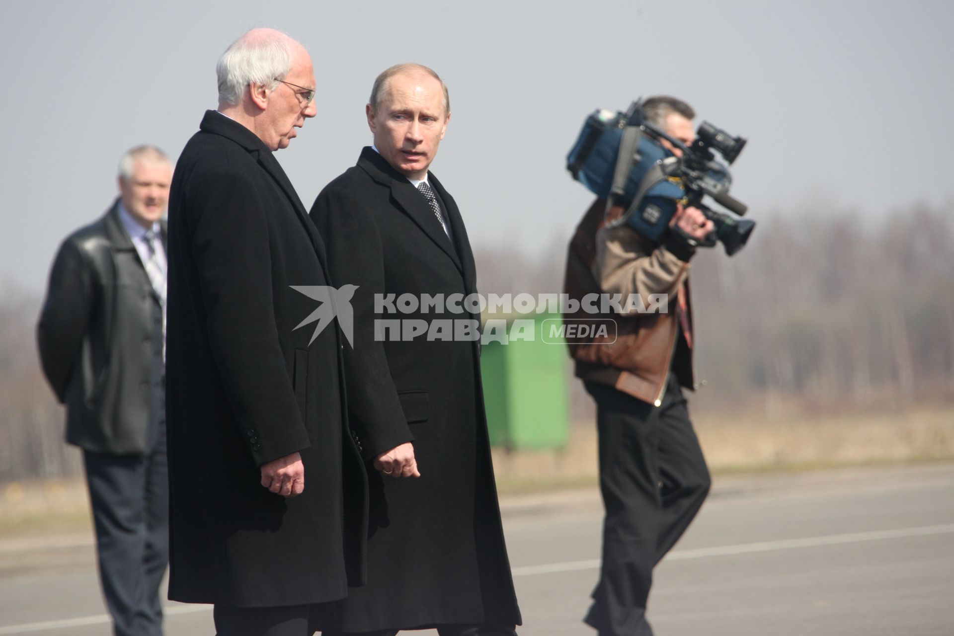 Владимир Путин прибыл в Смоленск на церемонию прощания с Качиньским 11 апреля. Самолет польского президента Леха Качиньского ТУ-154 разбился под Смоленском утром 10 апреля 2010.