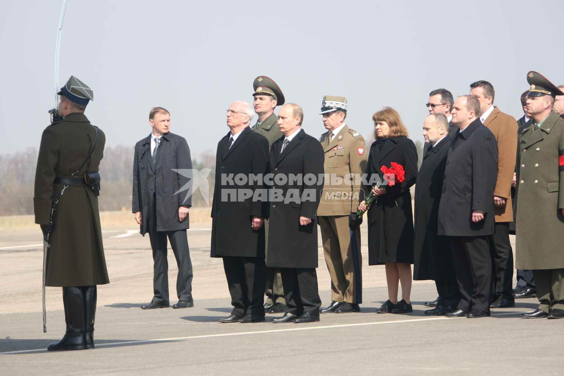Владимир Путин прибыл в Смоленск на церемонию прощания с Качиньским 11 апреля. Самолет польского президента Леха Качиньского ТУ-154 разбился под Смоленском утром 10 апреля 2010.