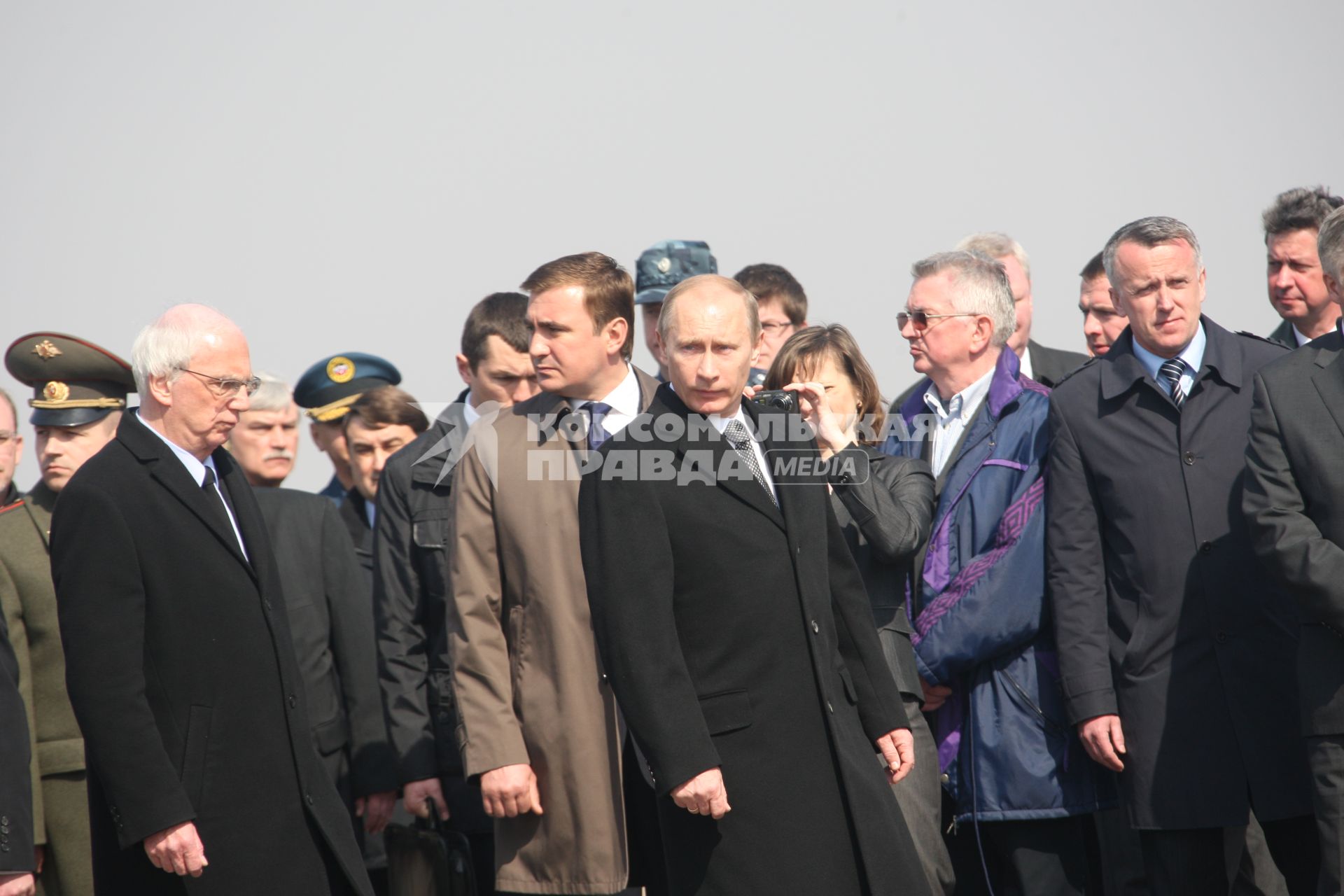 Владимир Путин прибыл в Смоленск на церемонию прощания с Качиньским 11 апреля. Самолет польского президента Леха Качиньского ТУ-154 разбился под Смоленском утром 10 апреля 2010.