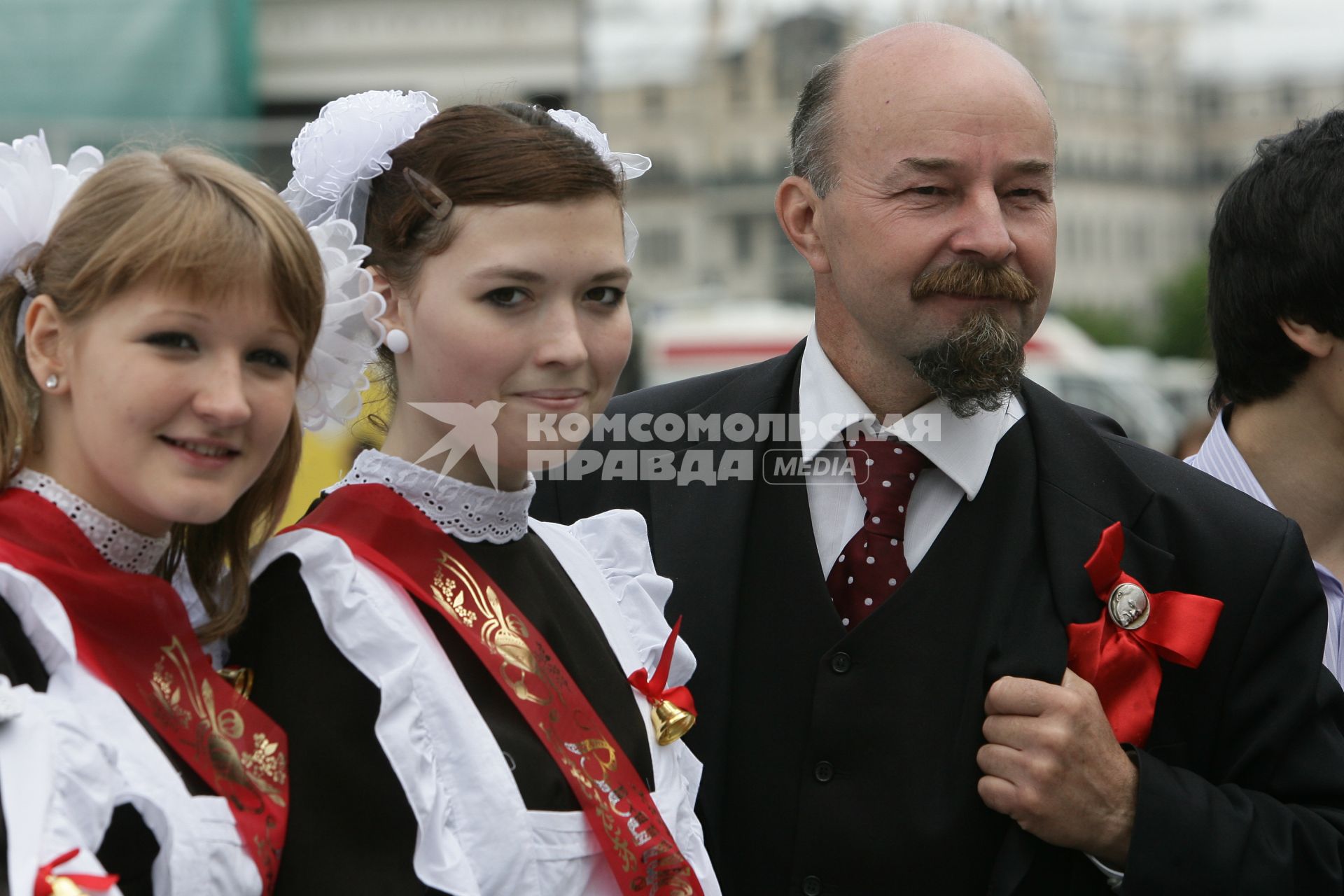 Последний звонок. Выпускники на Манежной площади, 25 мая 2010 года. Двойник. Двойники. Ленин.