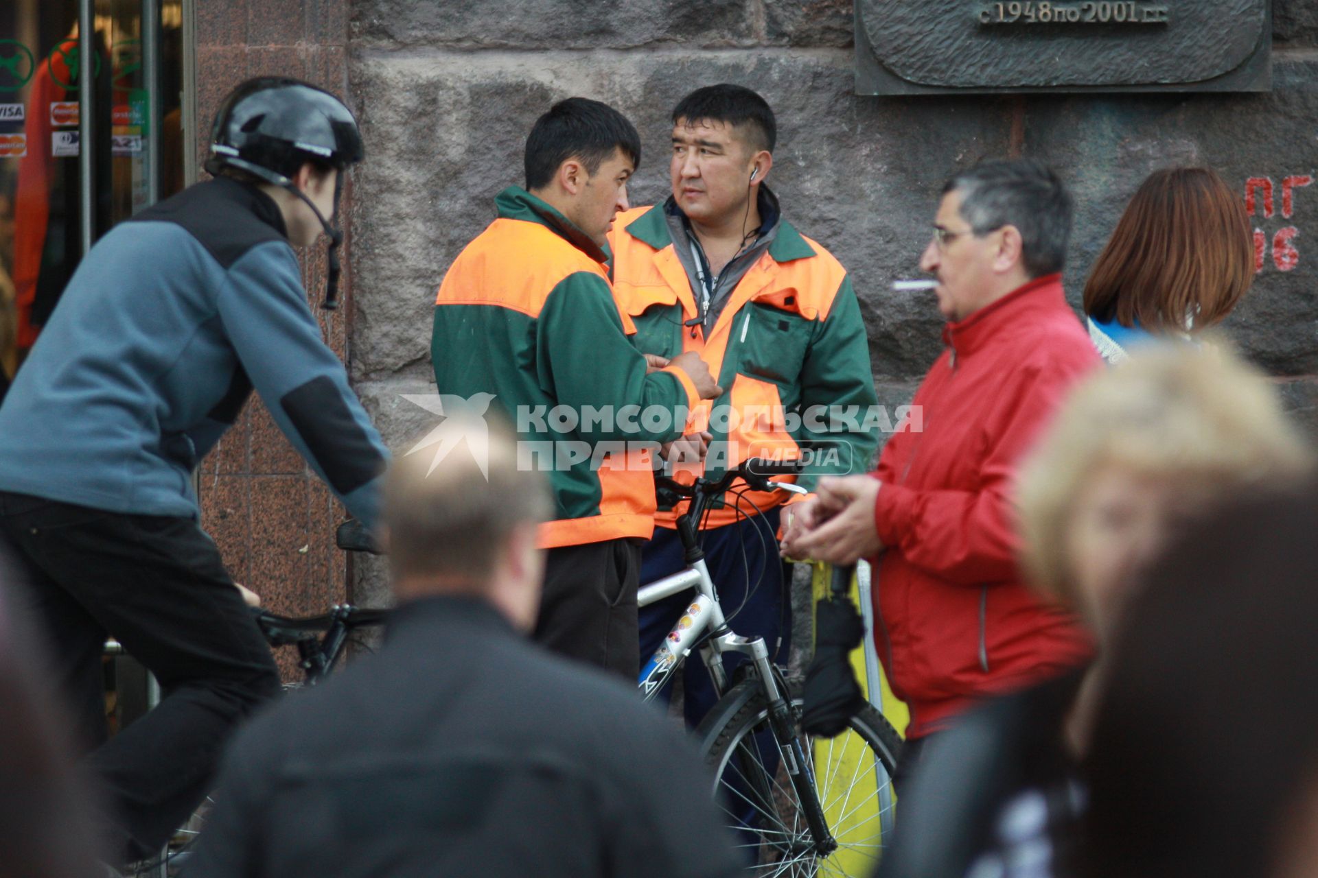 Жанровое фото с Тверской улицы, Москва, 17 июня 2010 года. Гастарбайтеры. Дворник. Уборка улиц. Коммунальное хозяйство.