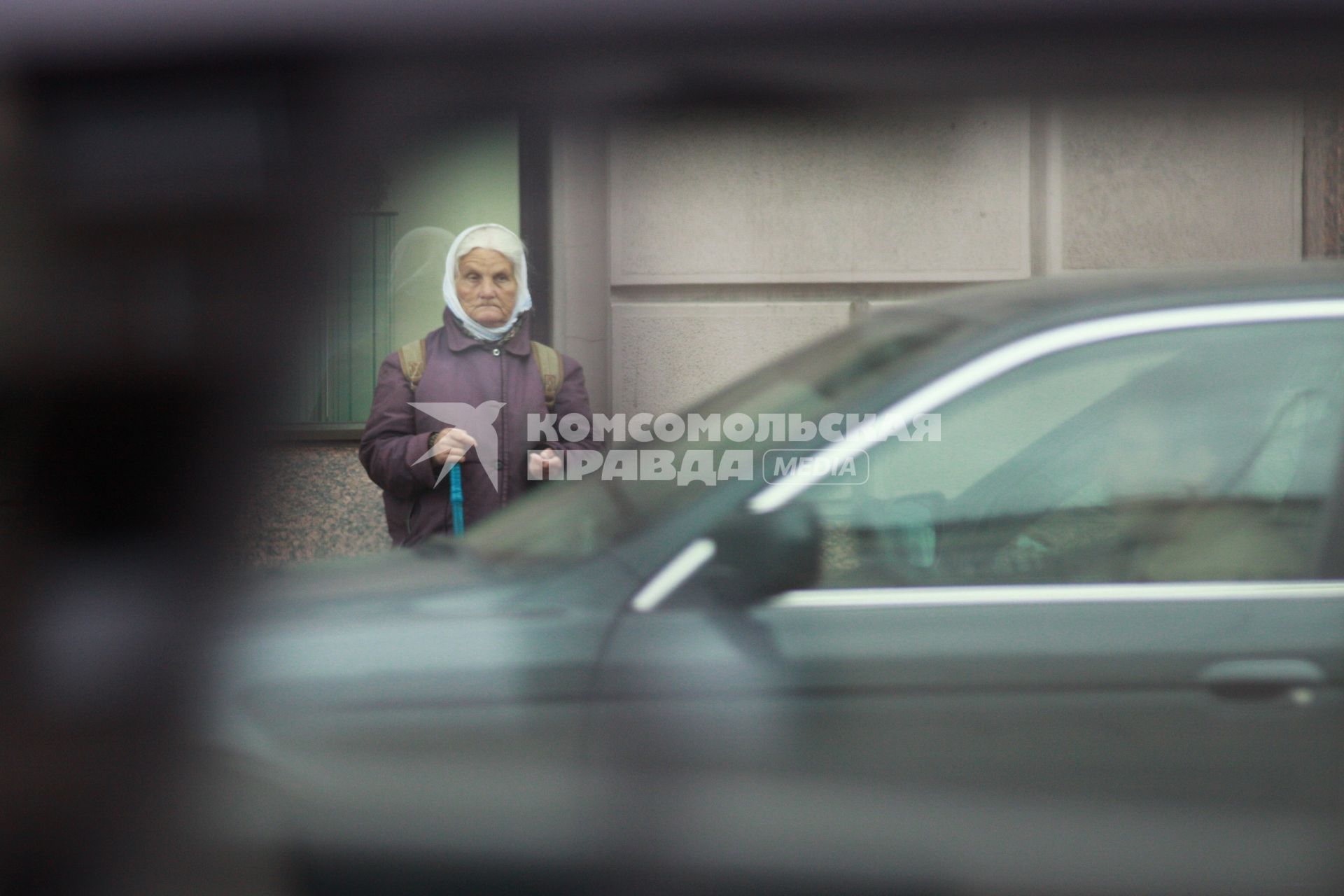 Жанровое фото с Тверской улицы, Москва, 17 июня 2010 года. Старуха. Пенсионер. Автомобиль. Водитель.