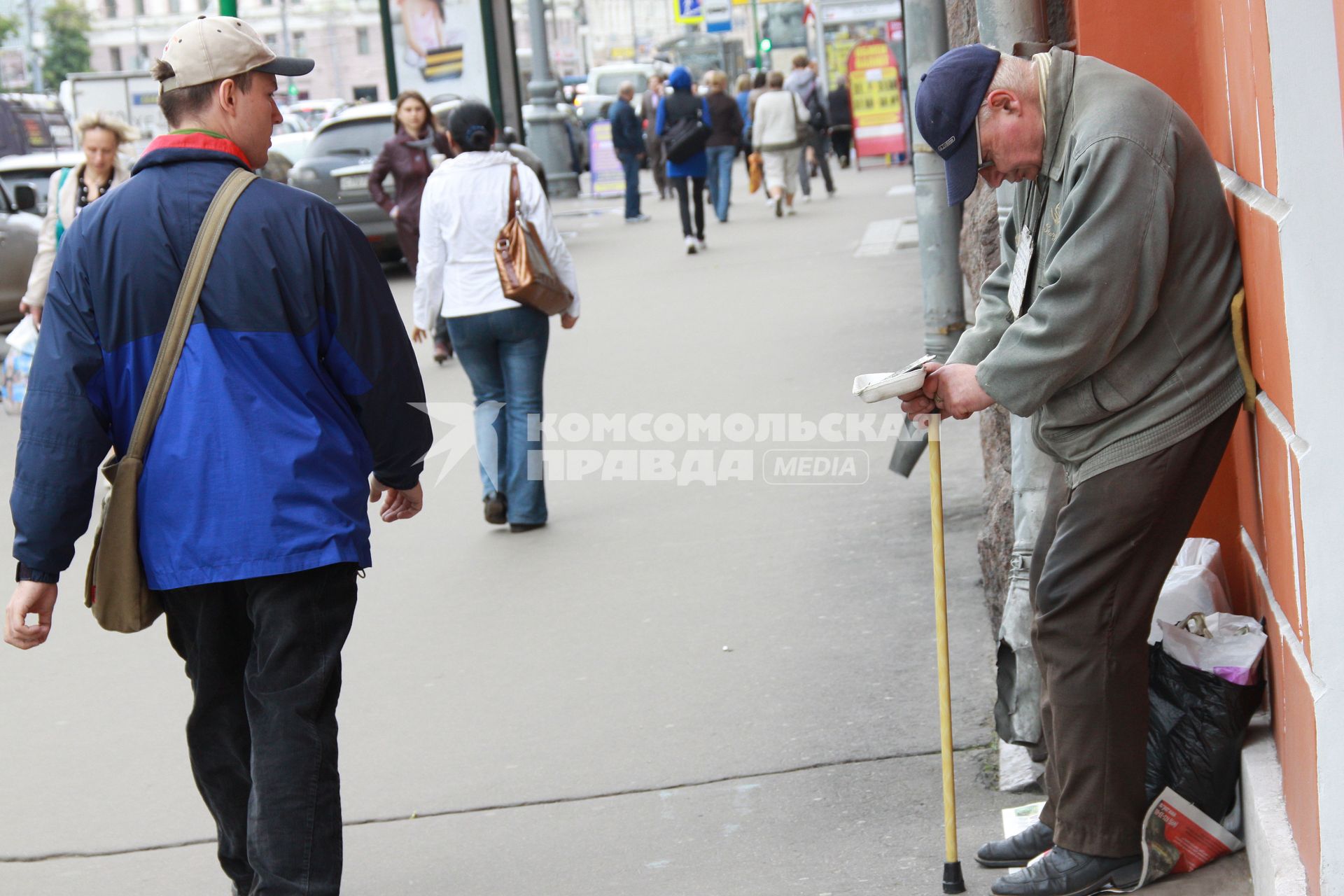 Жанровое фото с Тверской улицы, Москва, 17 июня 2010 года. Старые. Молодые. Старики. Молодежь.