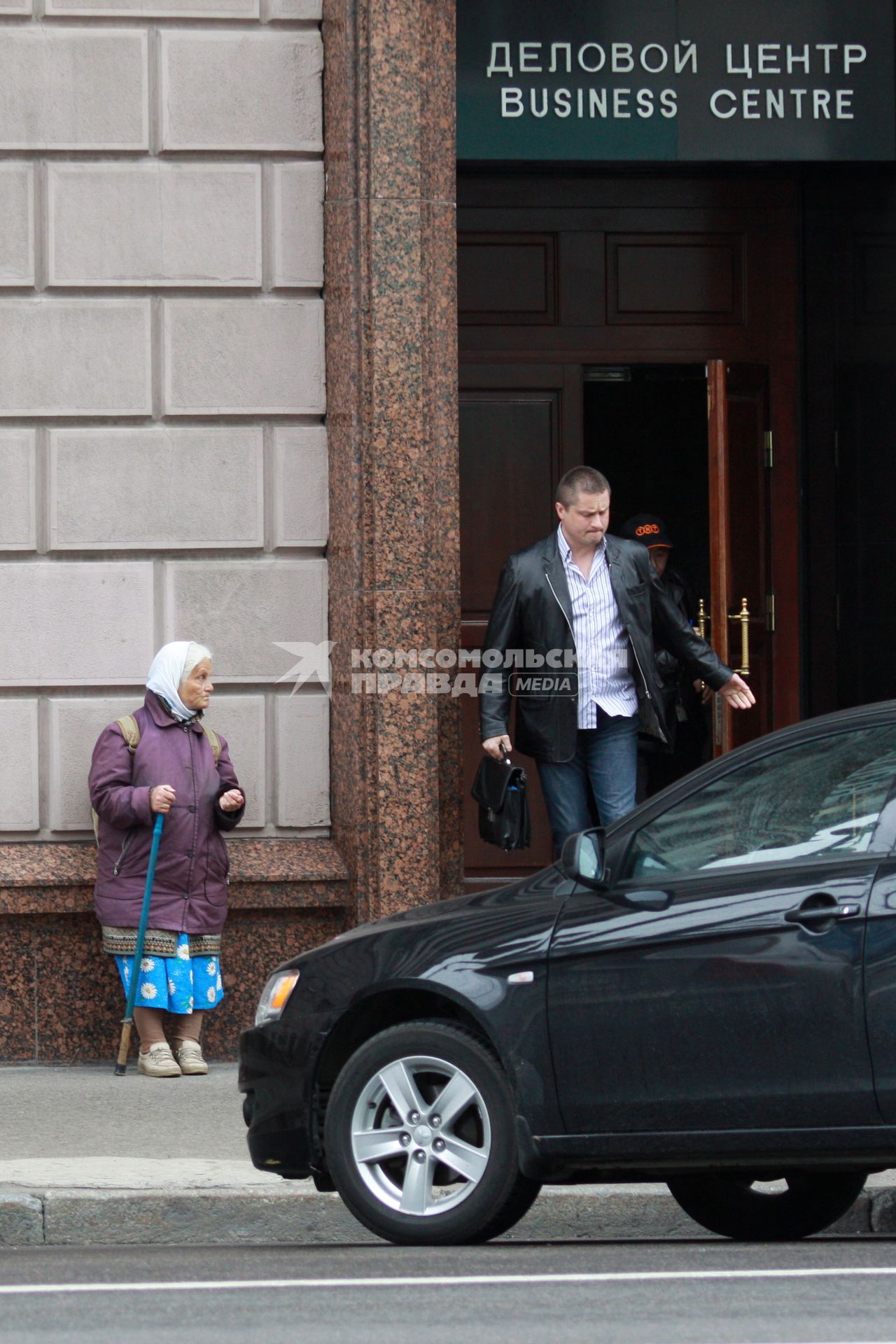 Жанровое фото с Тверской улицы, Москва, 17 июня 2010 года. Богатые. Бедные. Бизнес. Попрошайка. Деловой центр.