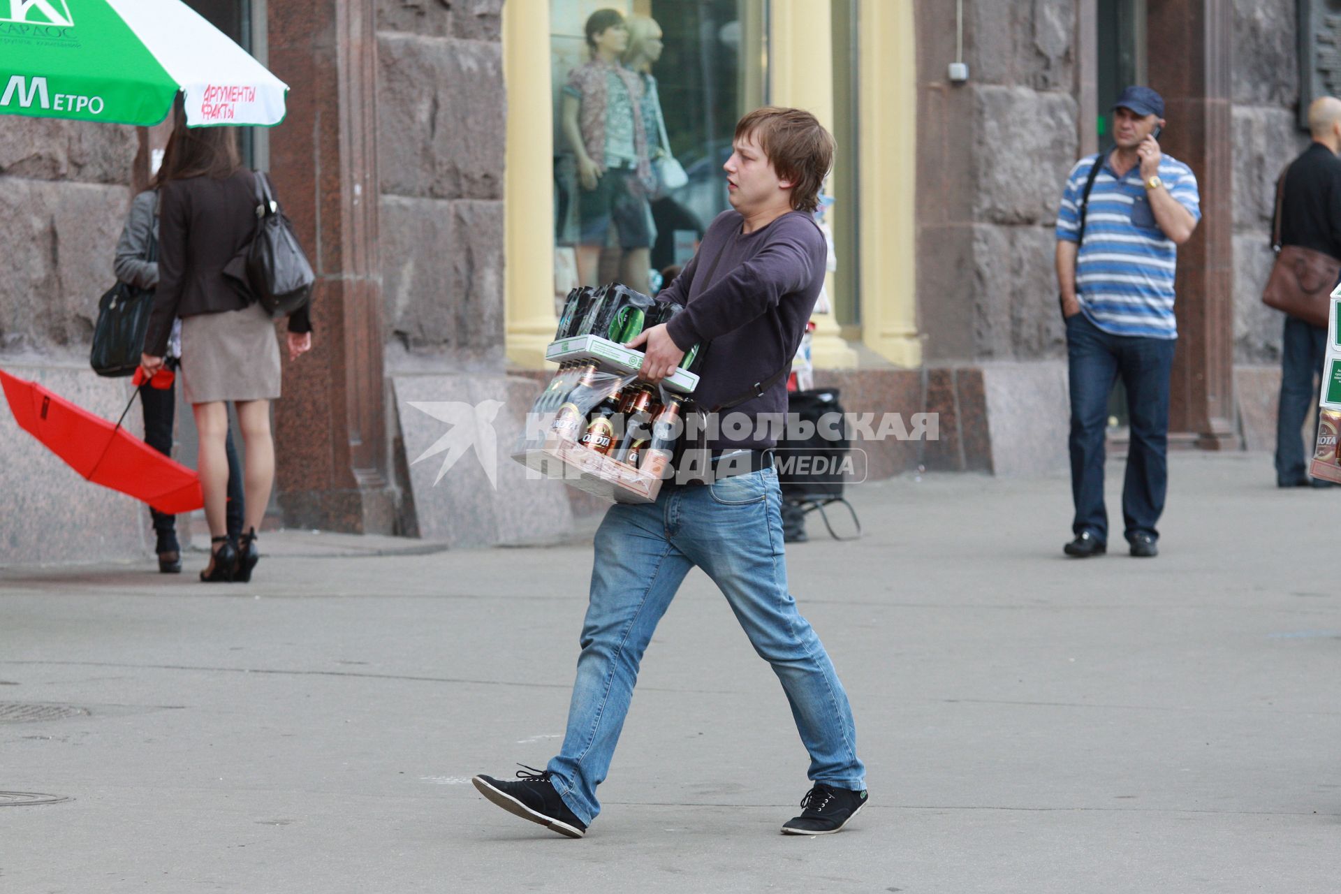 Жанровое фото с Тверской улицы, Москва, 17 июня 2010 года. Пиво.