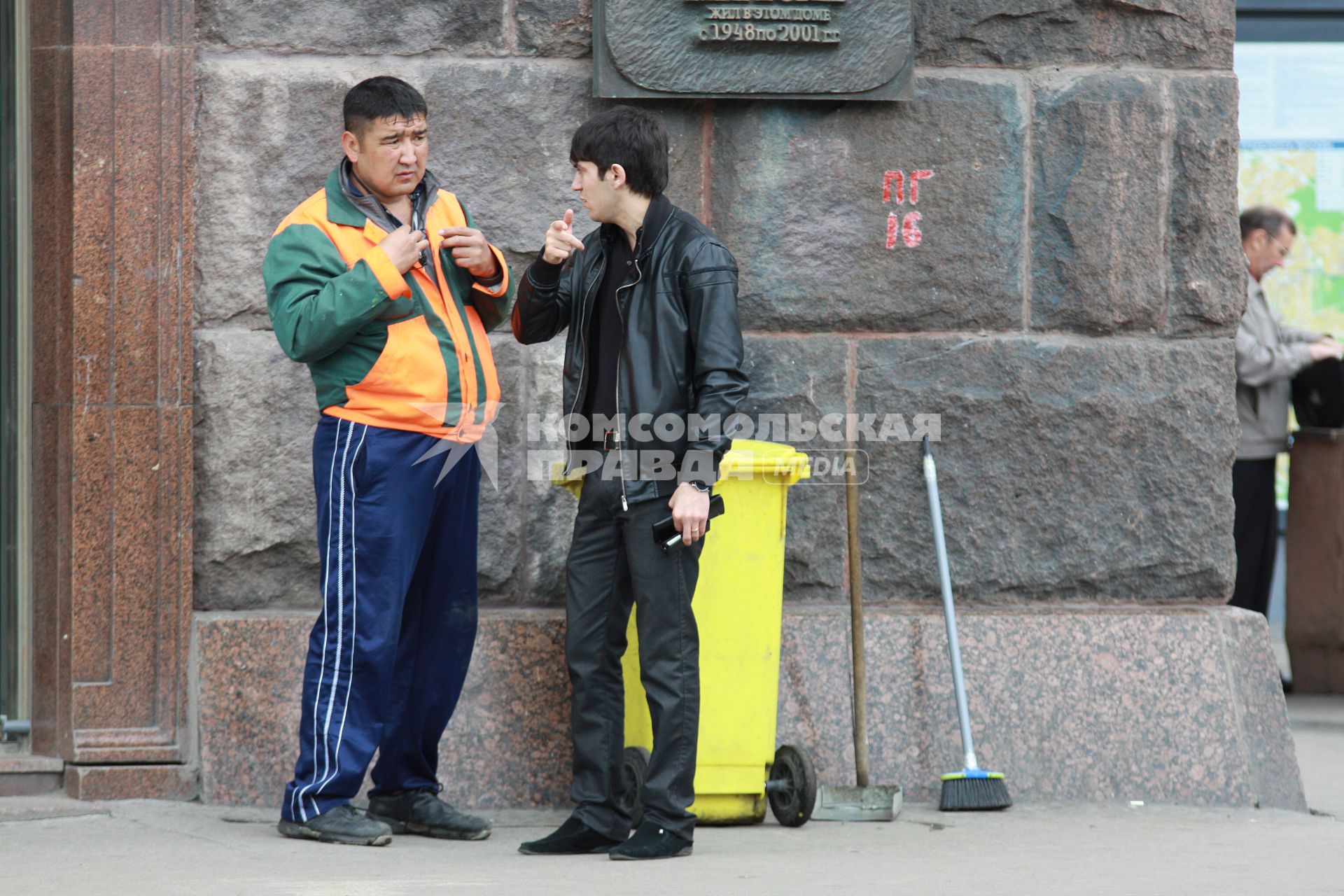 Жанровое фото с Тверской улицы, Москва, 17 июня 2010 года. Гастарбайтеры. Дворник. Уборка улиц. Коммунальное хозяйство.