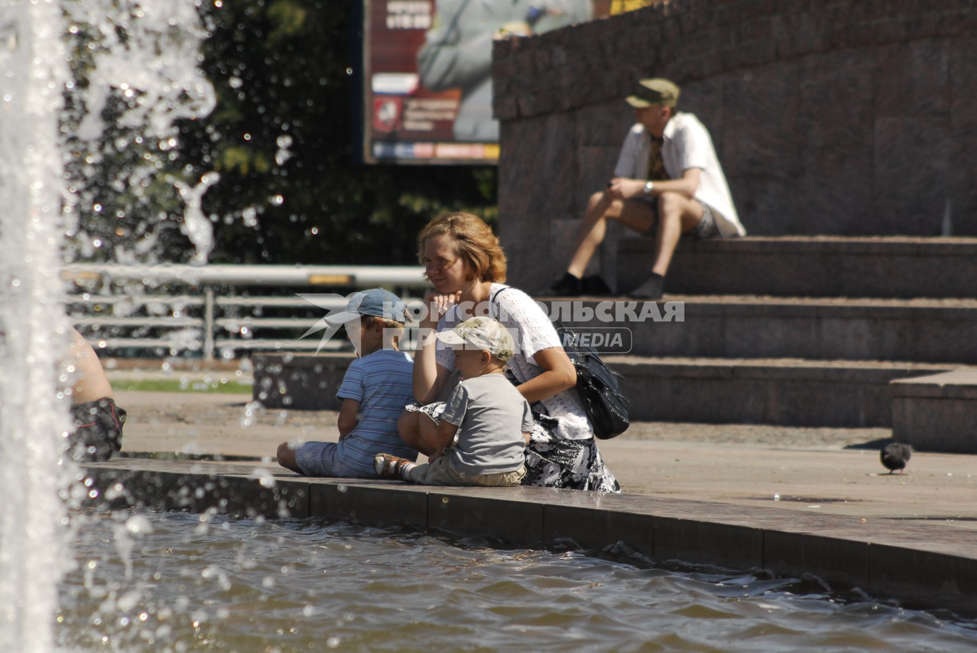 Москва. Городские зарисовки. Городской жанр, 21 июня 2010 года. Жара. Лето. Дети. Родители. Взрослые. Фонтан. Зной.