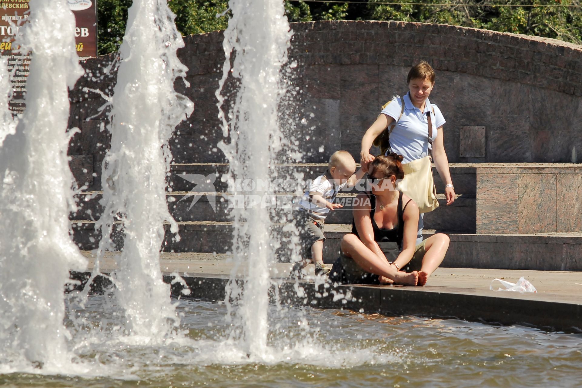 Москва. Городские зарисовки. Городской жанр, 21 июня 2010 года. Жара. Лето. Дети. Родители. Взрослые. Фонтан. Зной.