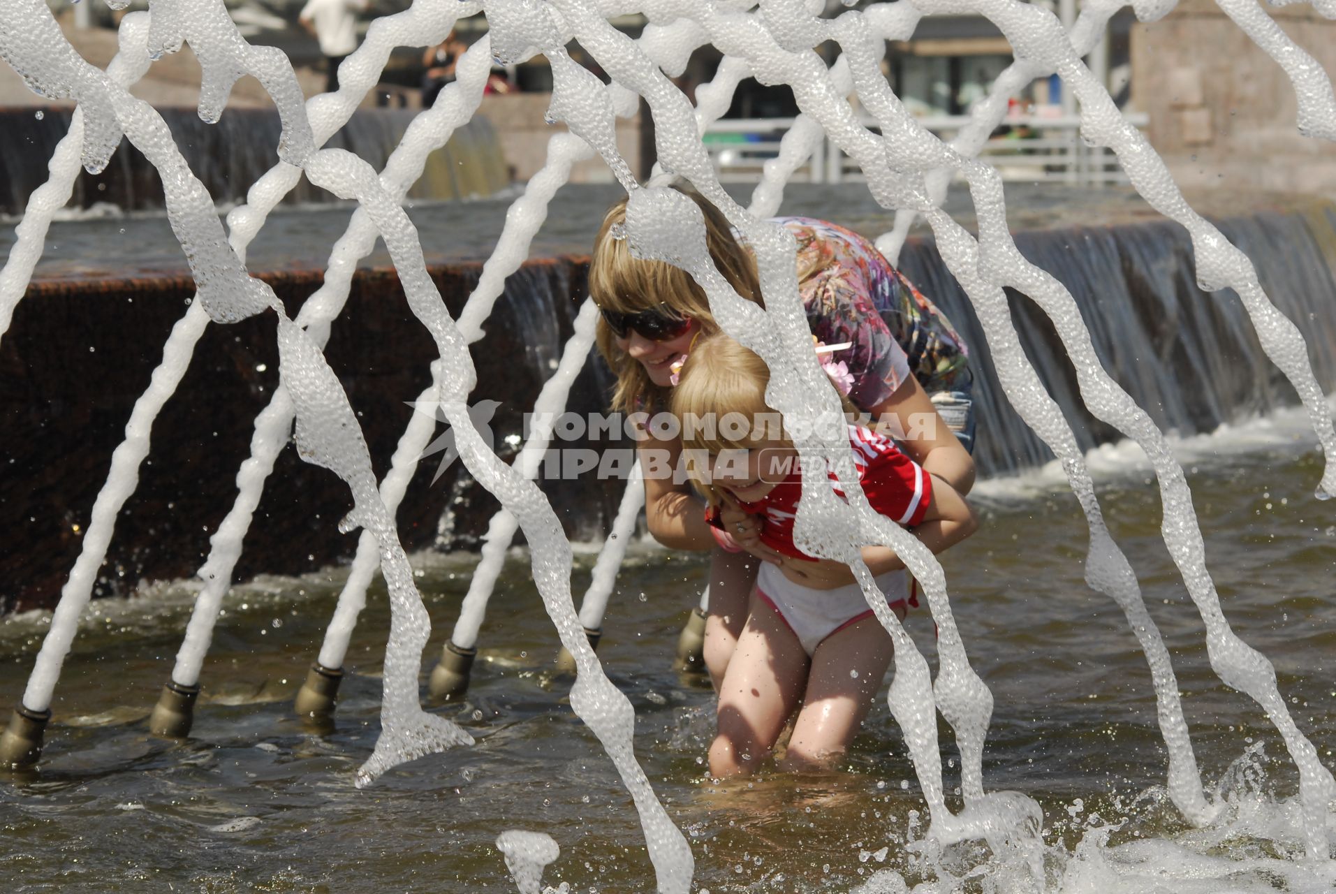 Москва. Городские зарисовки. Городской жанр, 21 июня 2010 года. Жара. Лето. Дети. Родители. Взрослые. Фонтан. Зной.