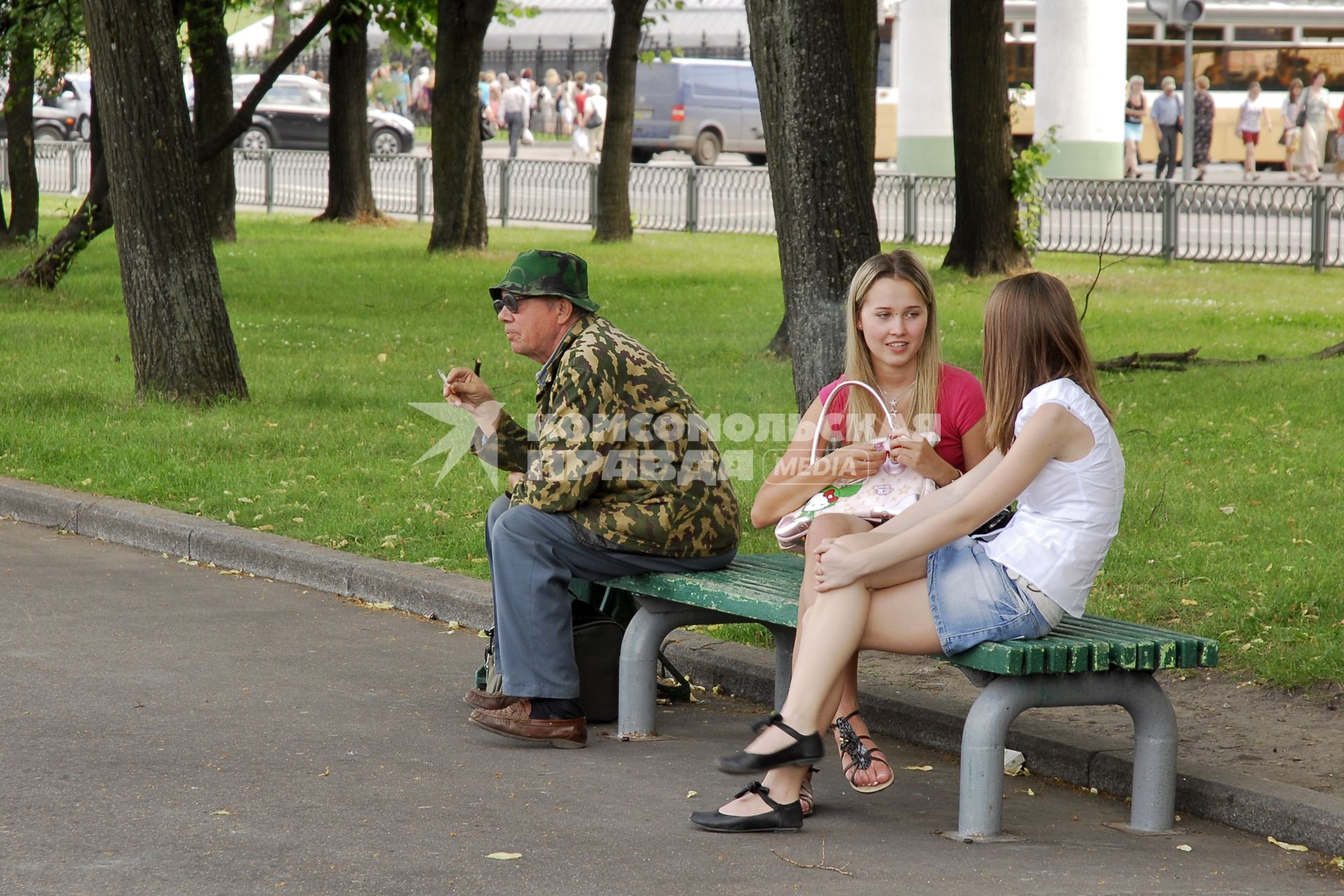 Москва. Городские зарисовки. Городской жанр, 21 июня 2010 года. Старики. Молодежь. Пенсия. Пенсионная реформа.