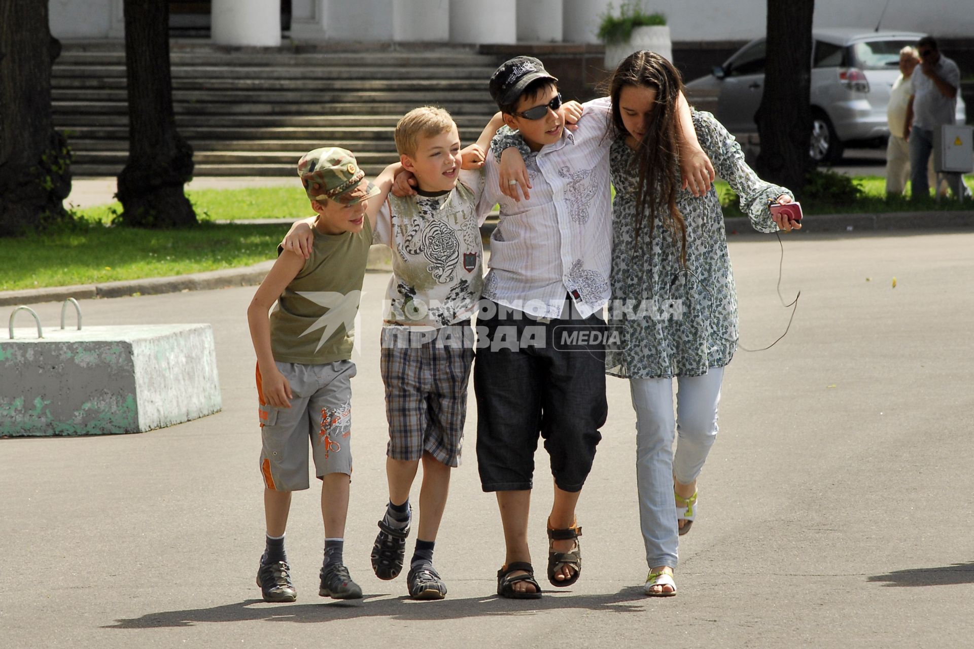 Подростки на ВВЦ (ВДНХ), 22 июня 2010 года. Развлечения. Досуг. Прогулка. Компания. Дружба.  Молодежь.