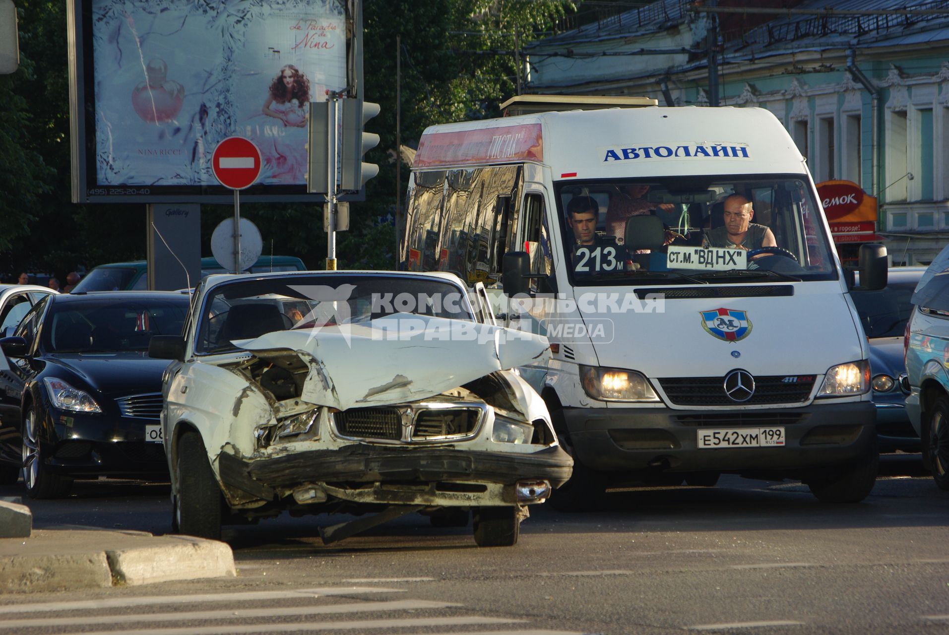 Разбитая машина на Петровском бульваре, 28 июня 2010 года. Авария. Авто. Газель. Маршрутка. Правила дорожного движения. Безопасность. Мерседес. Волга. Маршрутное такси. Пассажиры. Перевозка. Транспорт городской.