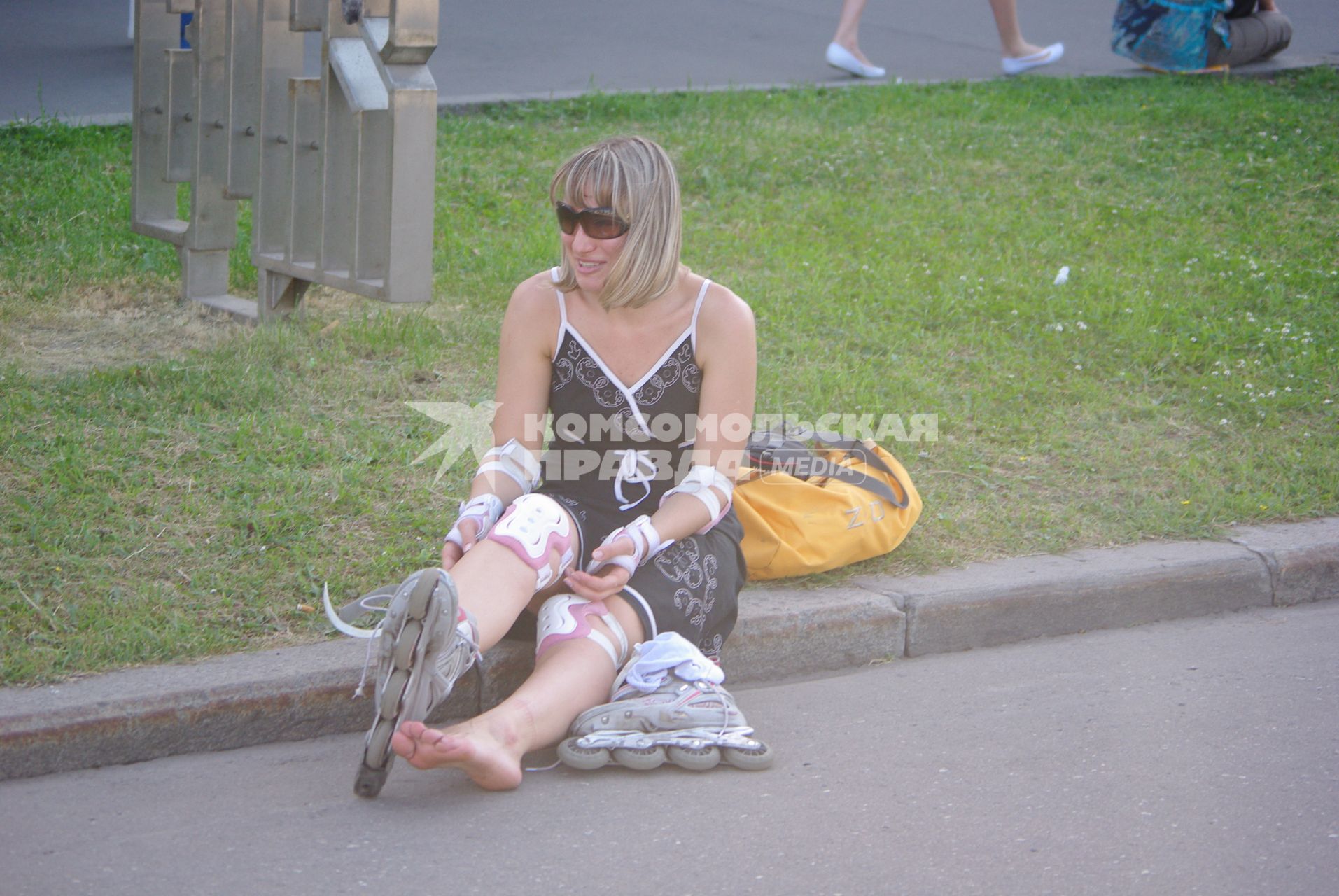 Жаркая погода в Москве, 27 июня 2010 года. В течение нескольких дней столбик термометра поднимается выше 30 градусов. Погода. Глобальное потепление. Лето. Роликовые коньки. Ролики. Развлечения. Травма. Катание. Девушка. Женщина. ВВЦ (ВДНХ). Отдых.