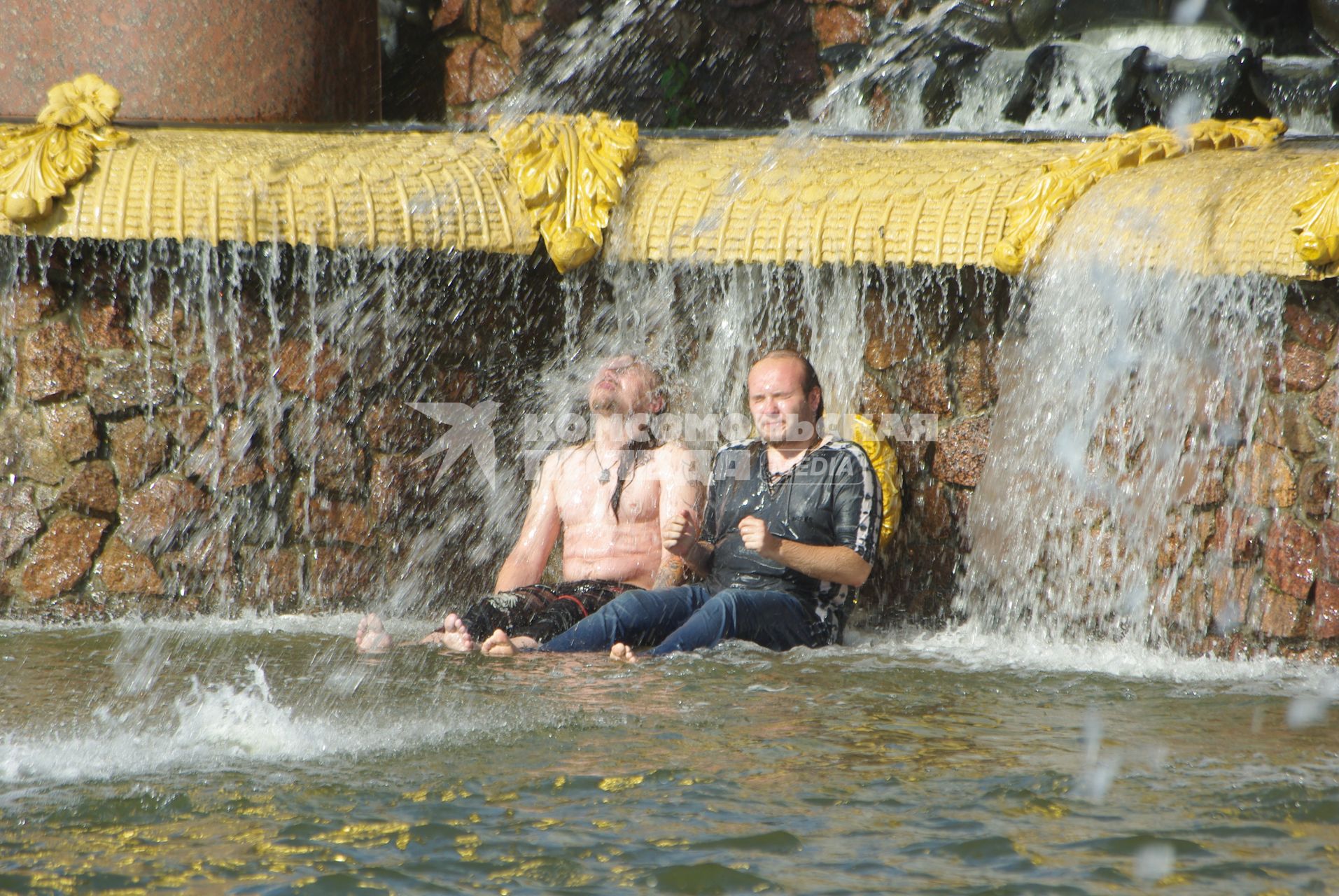 Жаркая погода в Москве, 27 июня 2010 года. В течение нескольких дней столбик термометра поднимается выше 30 градусов. Погода. Глобальное потепление. Лето. Зной. Фонтаны. Купание. ВВЦ (ВДНХ). Отдых.