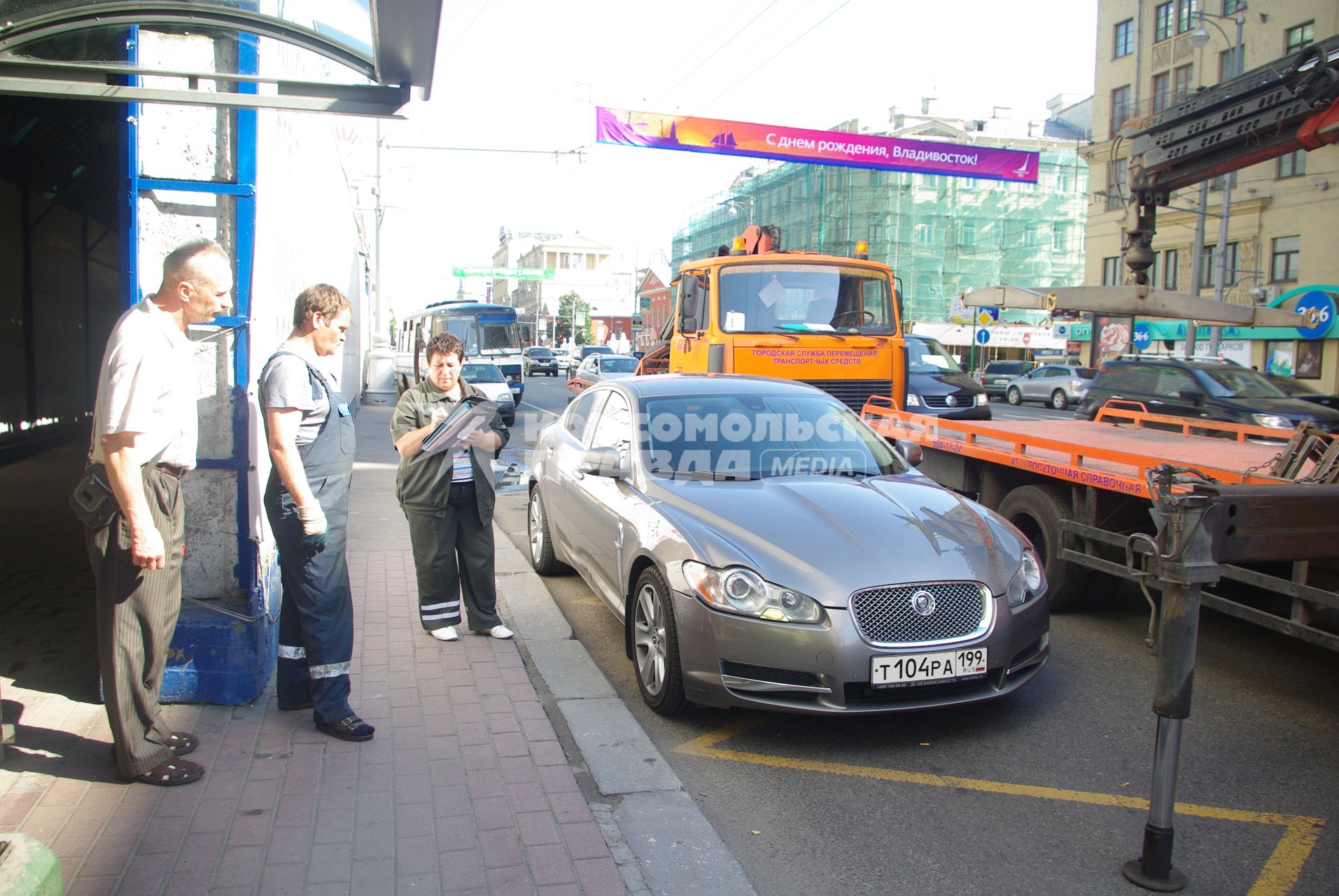 Эвакуация автомобиля Ягуар на Тверской улице, 28 июня 2010 года. Парковка. Стоянка. Автомобили. Эвакуатор. Jaguar.