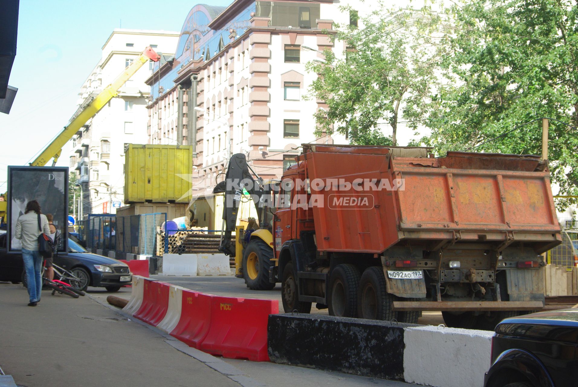 В результате дорожных работ улицу перекрыли, 28 июня 2010 года. Дорожные работы. Ремонт. Дорожная техника. Камаз. Проезда нет.