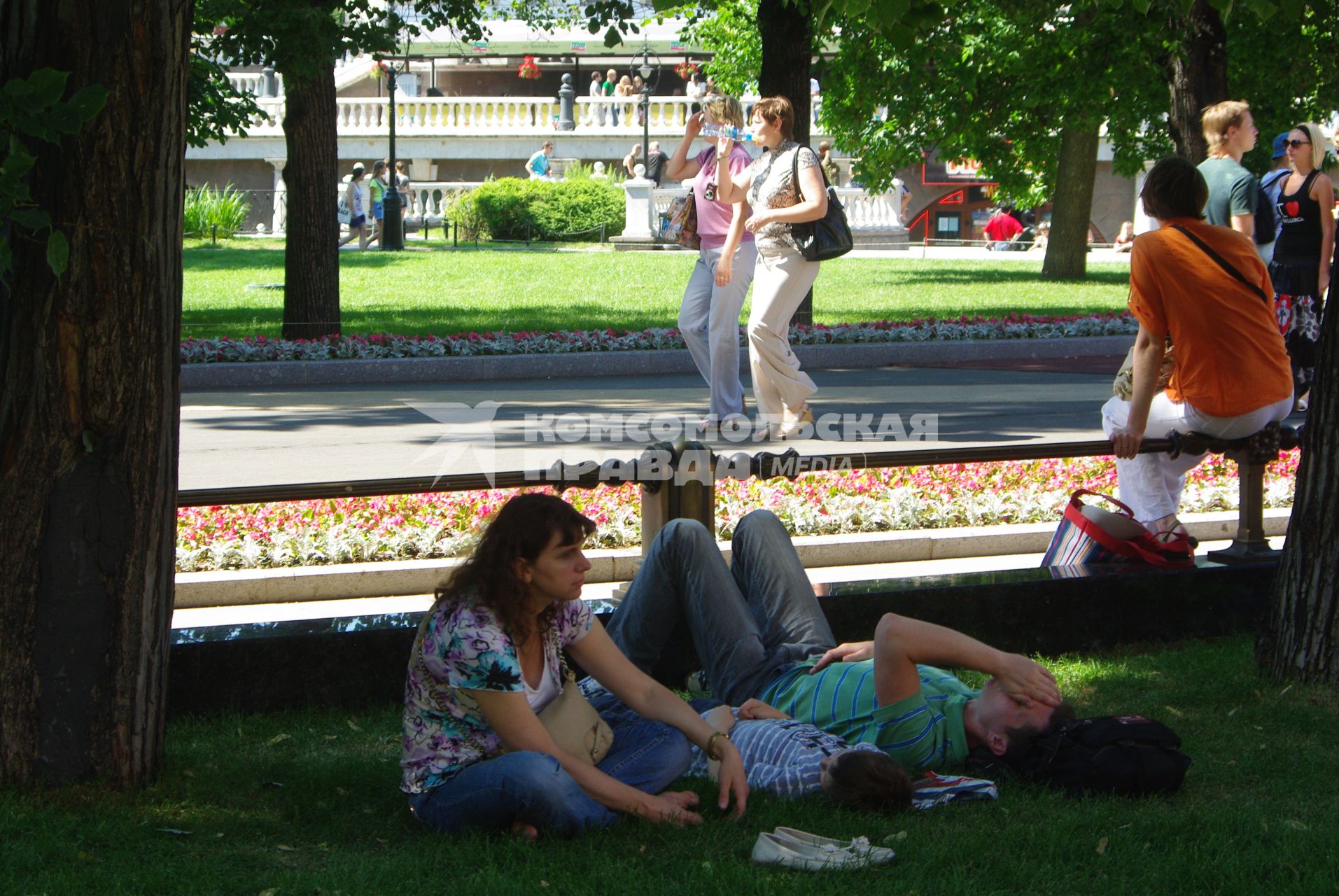 Жаркая погода в Москве, 29 июня 2010 года. В течение нескольких дней столбик термометра поднимается выше 30 градусов. Погода. Глобальное потепление. Лето. Зной. Отдых. Женщина. Семья.Тень. Дети.