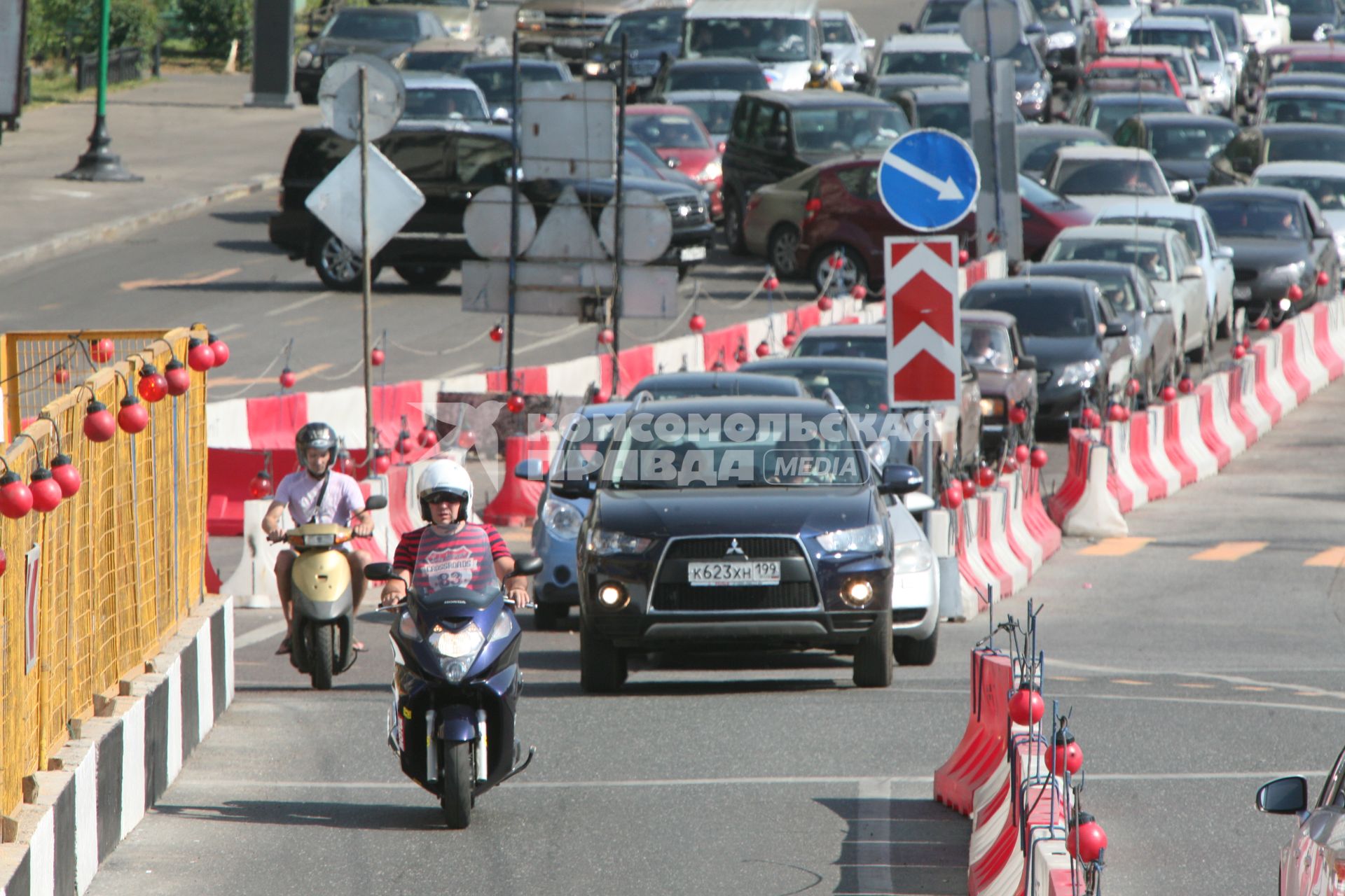 Ситуация с автомобильными пробками  в Москве, 2 июля 2010 года. Котельническая набережная, Устьинский мост. Ремонт. Дорога. Автомобили. Затор. Автомобильная пробка. Дорожные знаки. Ремонтные работы. Ограничение скорости. Объезд.