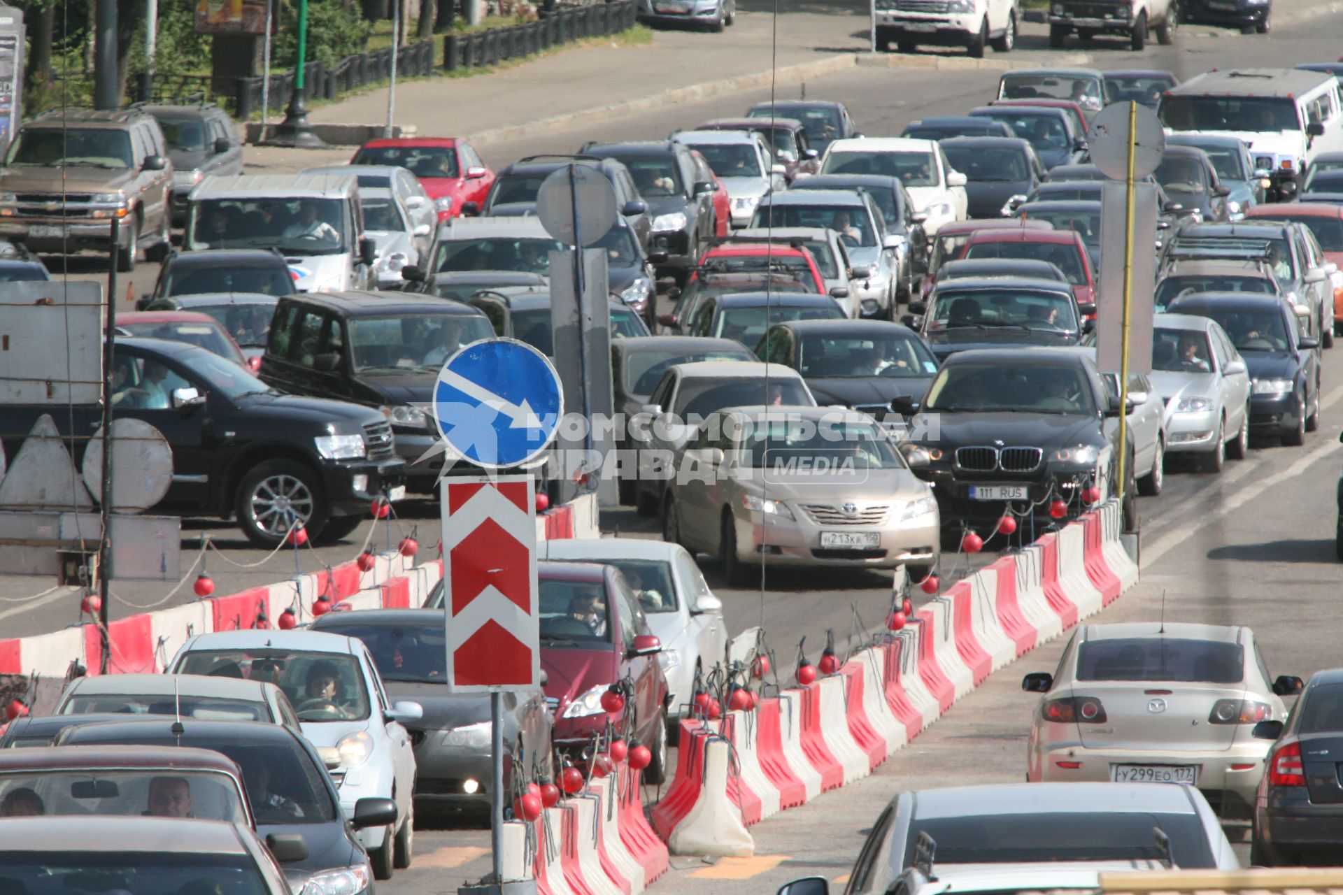 Ситуация с автомобильными пробками  в Москве, 2 июля 2010 года. Котельническая набережная, Устьинский мост. Ремонт. Дорога. Автомобили. Затор. Автомобильная пробка. Дорожные знаки. Ремонтные работы. Ограничение скорости. Объезд.