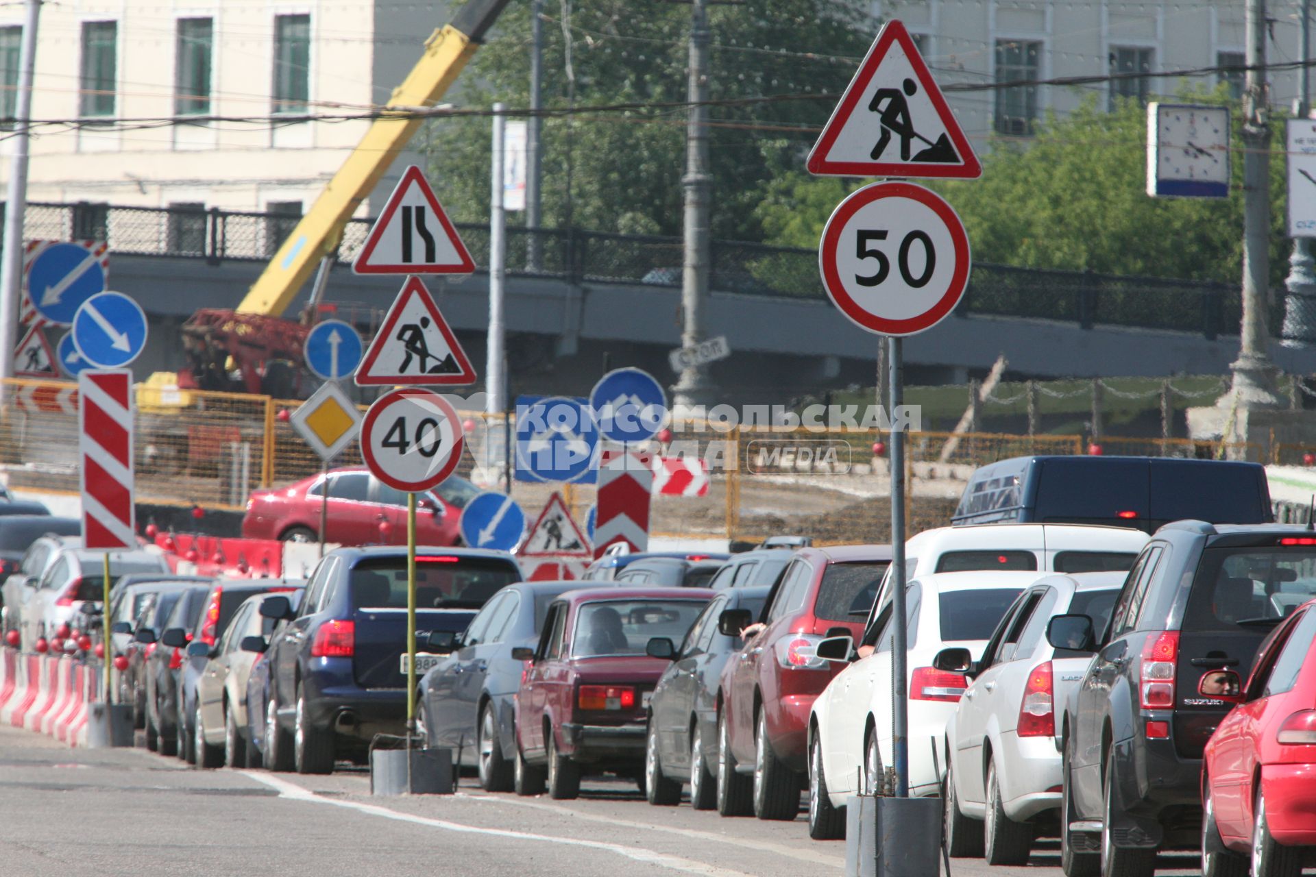 Ситуация с автомобильными пробками  в Москве, 2 июля 2010 года. Котельническая набережная, Устьинский мост. Ремонт. Дорога. Автомобили. Затор. Автомобильная пробка. Дорожные знаки. Ремонтные работы. Ограничение скорости. Объезд.