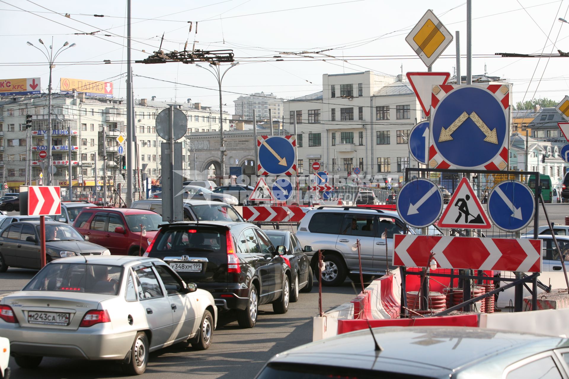 Ситуация с автомобильными пробками  в Москве, 2 июля 2010 года. Площадь Белорусского вокзала. Ремонт. Дорога. Автомобили. Затор. Автомобильная пробка. Дорожные знаки. Ремонтные работы. Ограничение скорости. Объезд.