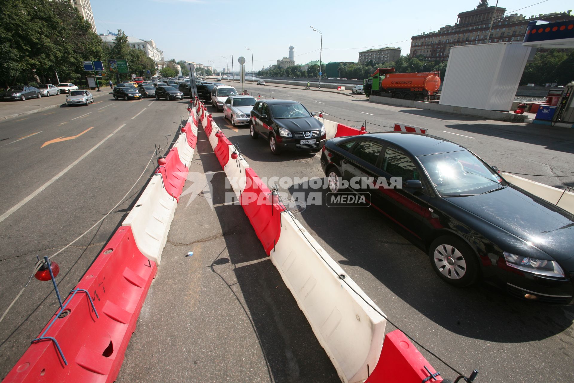 Ситуация с автомобильными пробками  в Москве, 2 июля 2010 года. Ремонт. Дорога. Автомобили. Затор. Автомобильная пробка. Разделительный барьер. Полоса.