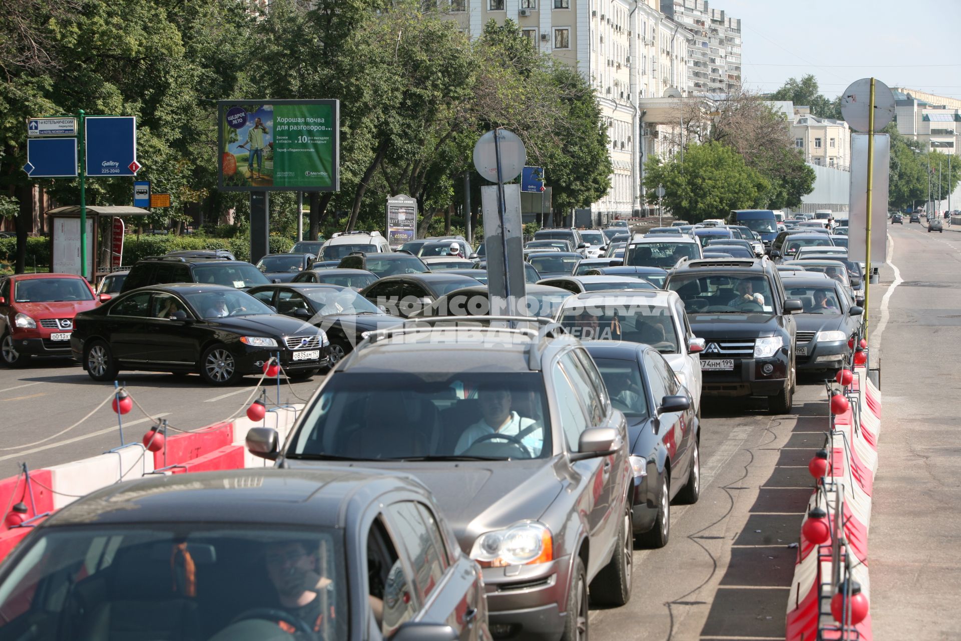 Ситуация с автомобильными пробками  в Москве, 2 июля 2010 года. Ремонт. Дорога. Автомобили. Затор. Автомобильная пробка.