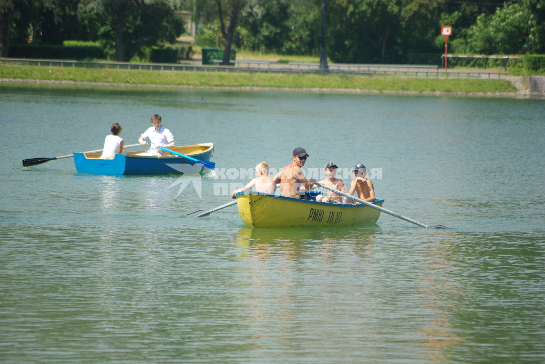 Москвичи катаются на лодках в городской зоне отдыха, Москва, 2 июля 2010 года. Жара. Лето. Досуг. Развлечения. Парк. Водоем.