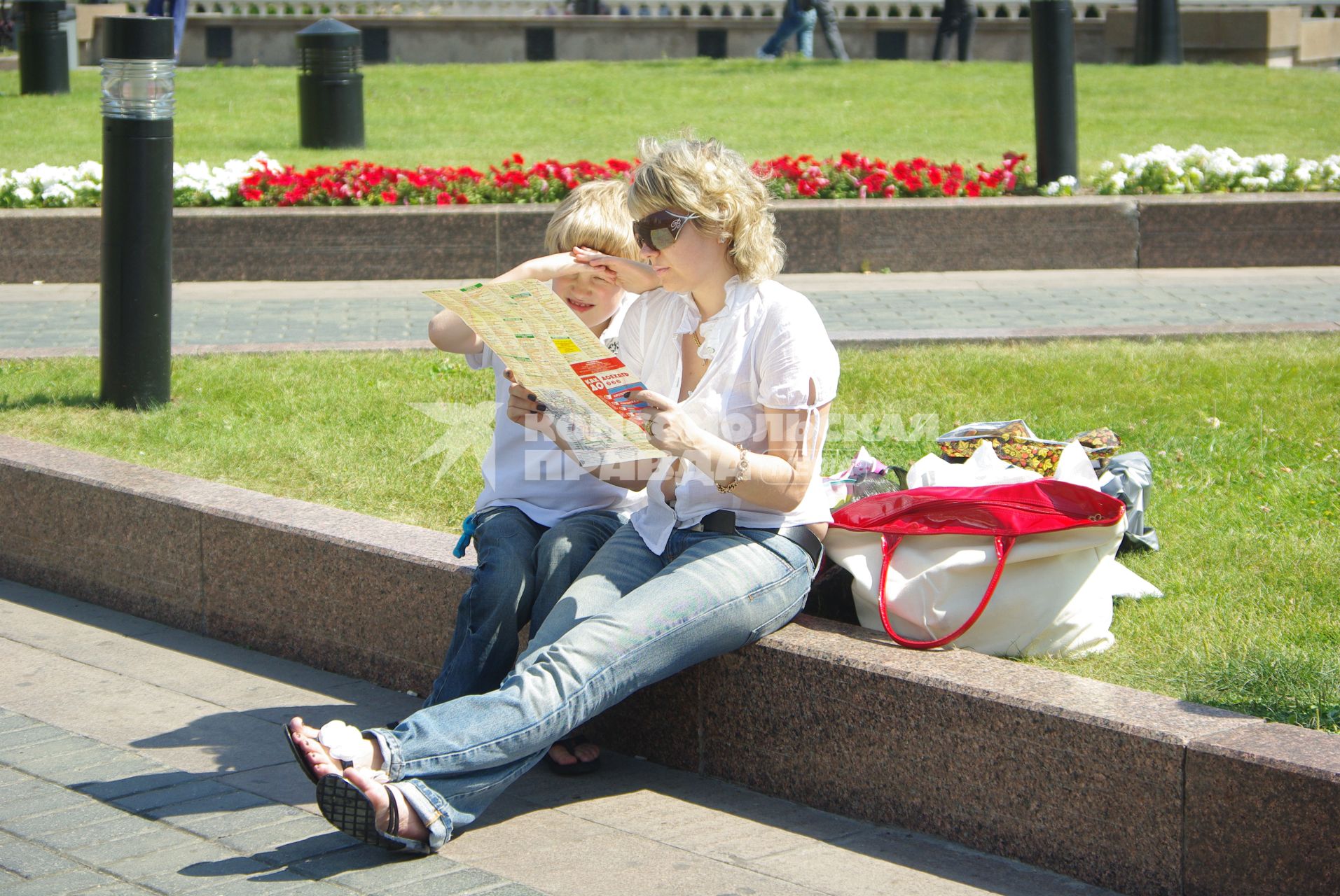Российские туристы в Москве, 2 июля 2010 года. Иностранцы. Туризм. Турист. Приезжие. Карта Москвы.