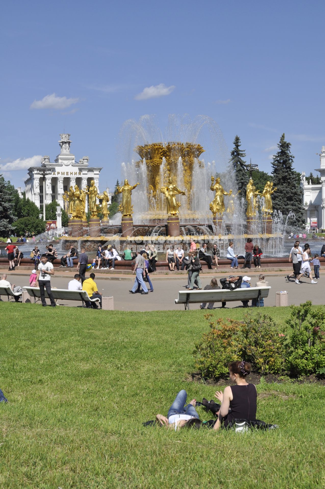 Фонтан \"Дружба народов\" на ВВЦ (ВДНХ). Этот фонтан является одной из визитных карточек не только ВДНХ (ВВЦ), но и наверное всей Москвы, в частности её советского периода. До весны 1954 г. фонтан назывался \"Золотой сноп\" (или просто \"Сноп\"). Своё нынешнее и единственно повсеместно известно название получил непосредственно перед открытием ВСХВ в августе 1954 г. Архитекторы К.Т. Топуридзе и Г.Д. Константиновский, открытие состоялось в 1954 г. Высота двух тысяч струй фонтана достигает 24 м, объём чаши - 4000 куб.м.