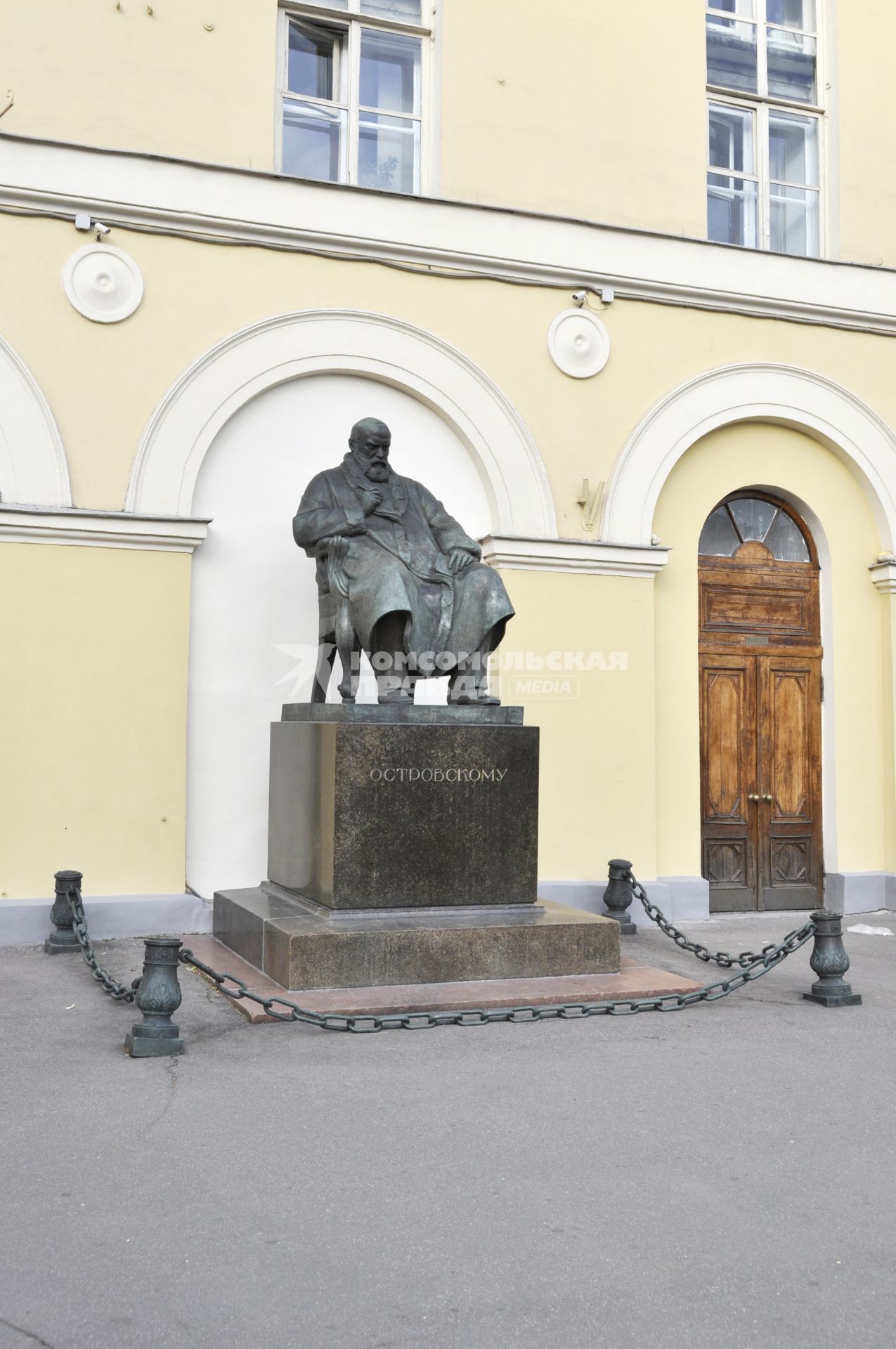 Памятник Александру Островскому. Установлен перед зданием Малого театра. Открыт 27 мая 1929 г. Скульптор Н.А. Андреев, архитектор И.П. Машков.