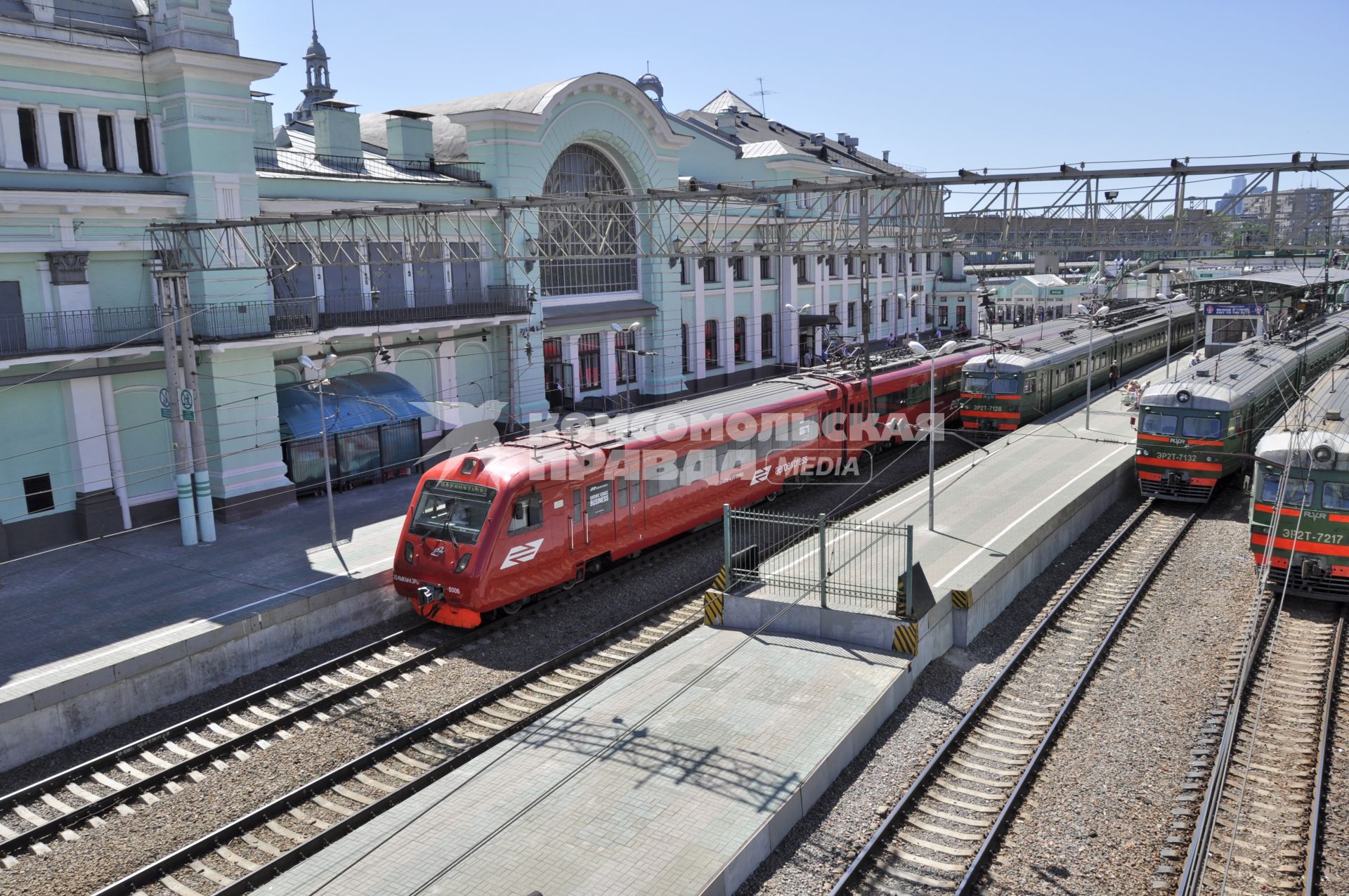 Поезда на перроне Белорусского вокзала. Аэроэкспресс в аэропрт Шереметьево-2. Транспорт.