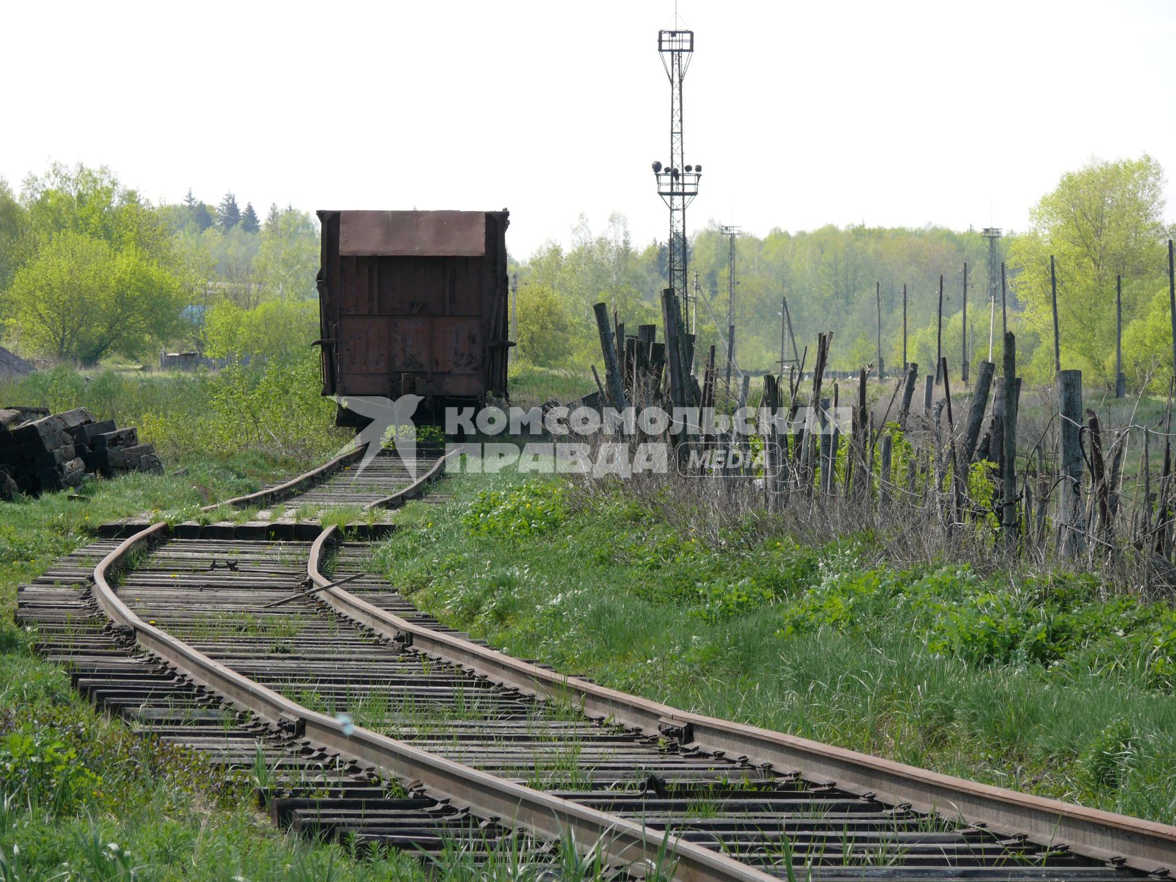 Старый вагон в железнодорожном тупике.