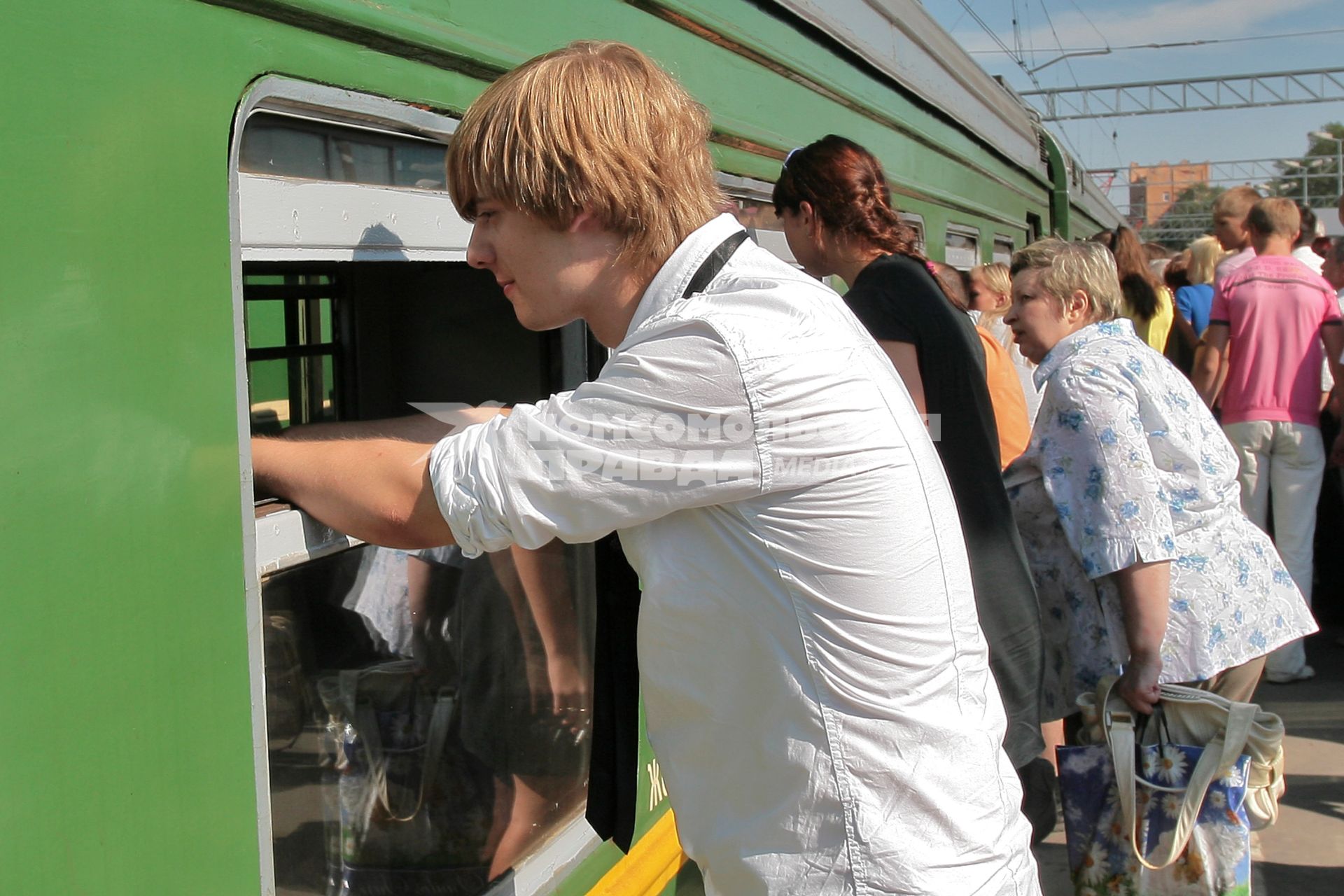 Пригородные электрички на Курском вокзале, 5 июля 2010 года. Пассажиры. Транспорт железнодорожный. Электричка. Толпа. Давка. Перрон.