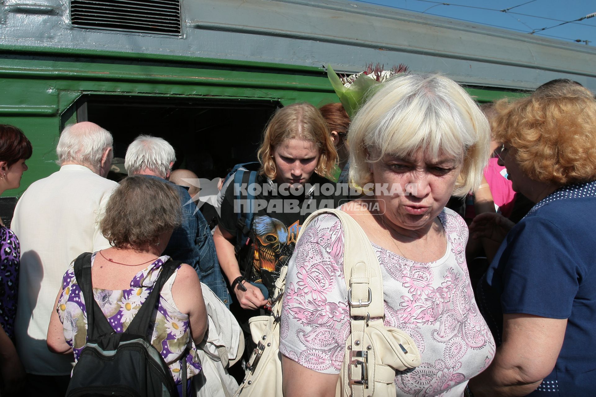 Пригородные электрички на Курском вокзале, 5 июля 2010 года. Пассажиры. Транспорт железнодорожный. Электричка. Толпа. Давка. Перрон.