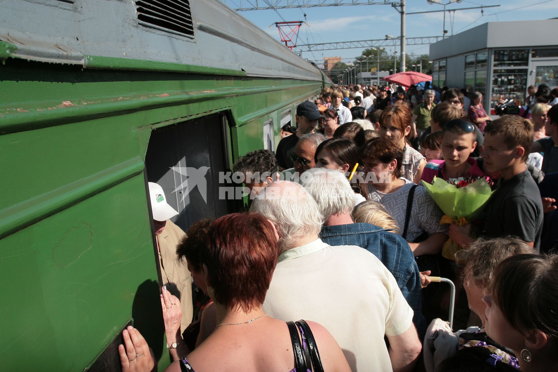 Пригородные электрички на Курском вокзале, 5 июля 2010 года. Пассажиры. Транспорт железнодорожный. Электричка. Толпа. Давка. Перрон.