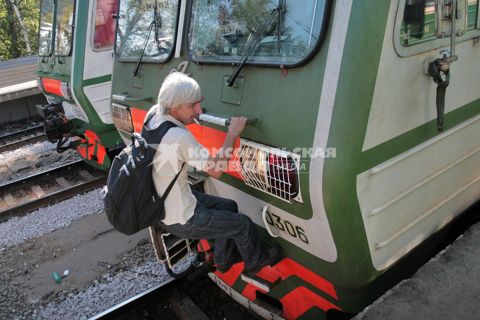 Пригородные электрички на Курском вокзале, 5 июля 2010 года. Пассажиры. Транспорт железнодорожный. Электричка. Безбилетники. Зайцы. Перрон.