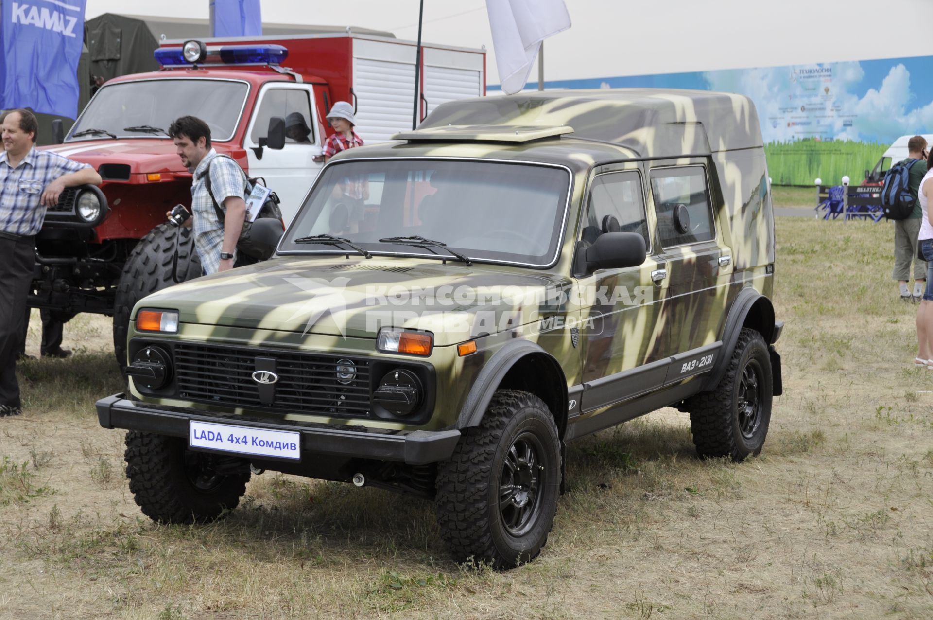 03.07.2010 Бронированный автомобиль LADA 4х4 \'\'Комдив\". Международный форум \"Технологии в Машиностроении - 2010\" в Жуковском.