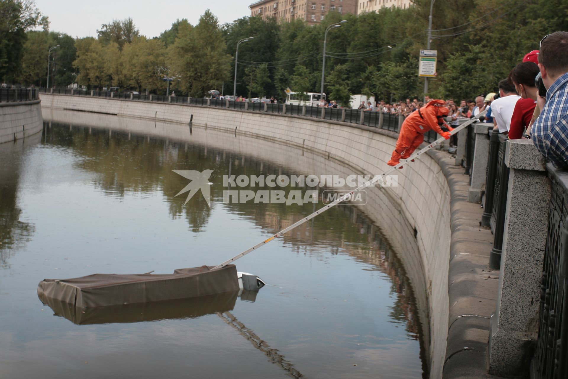 Авария автомобиля \"Газель\" на Семеновской набережной, в районе реки Яуза, 6 июля 2010 года.
В результате аварии автомобиль пробил ограждения и упал в воду. Водолазы. Спасение на воде.