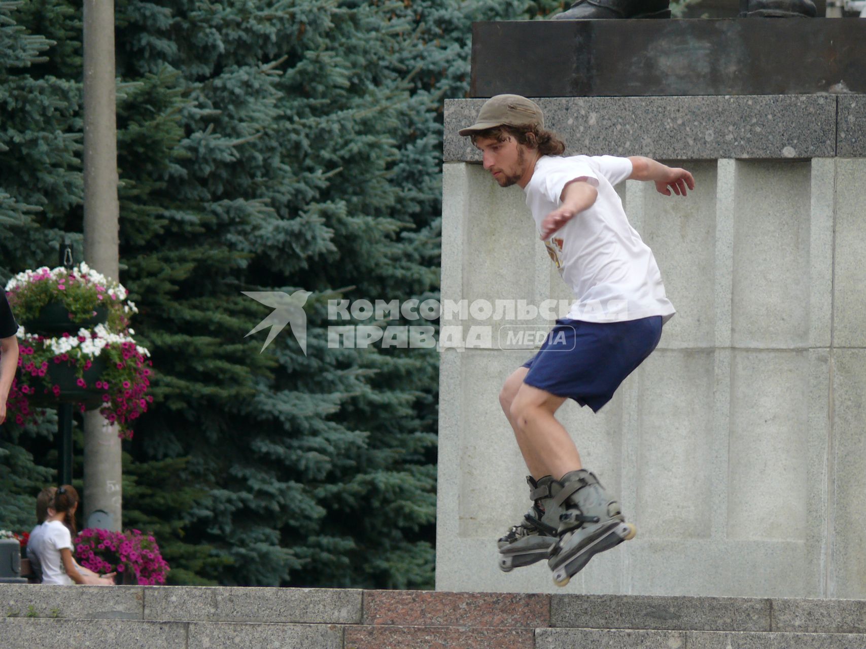 05.07.2010   Роллер выполняет трюки на лестнице. Парк победы.