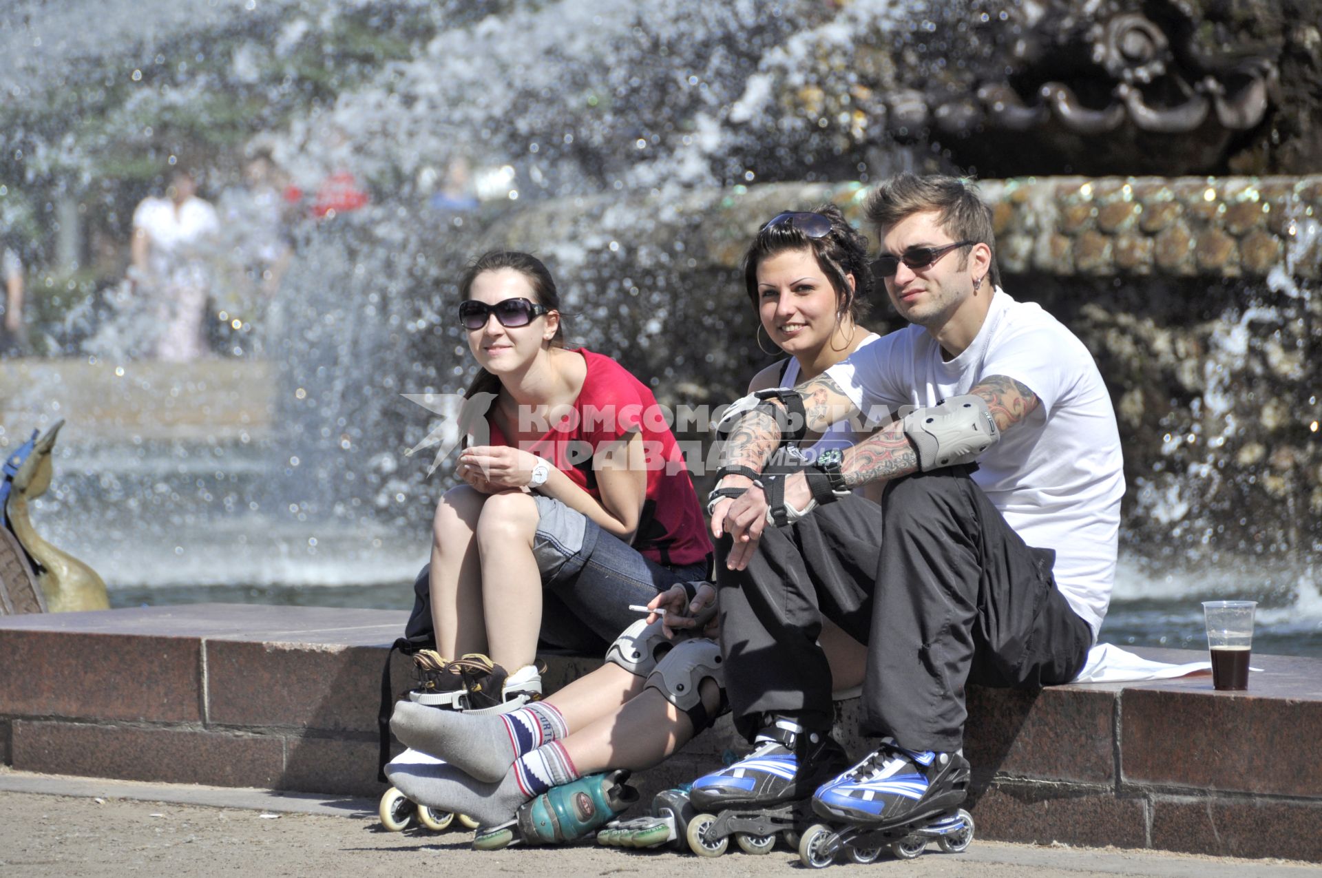 05.07.2010 Роллеры отдыхают у фонтана на ВВЦ.