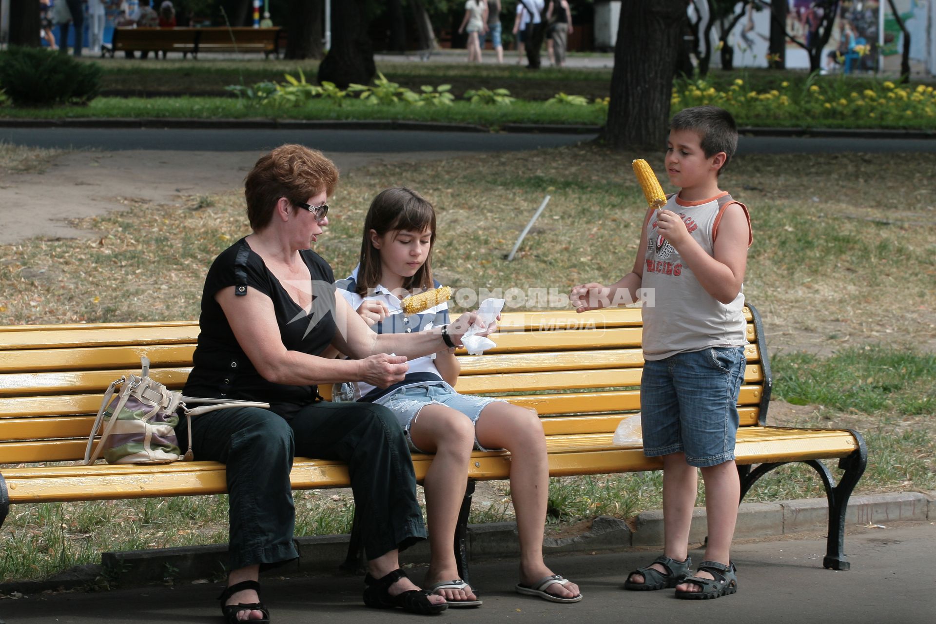 Парк им. Горького, Отдыхающие люди в Парке. 6 июля 2010 г.