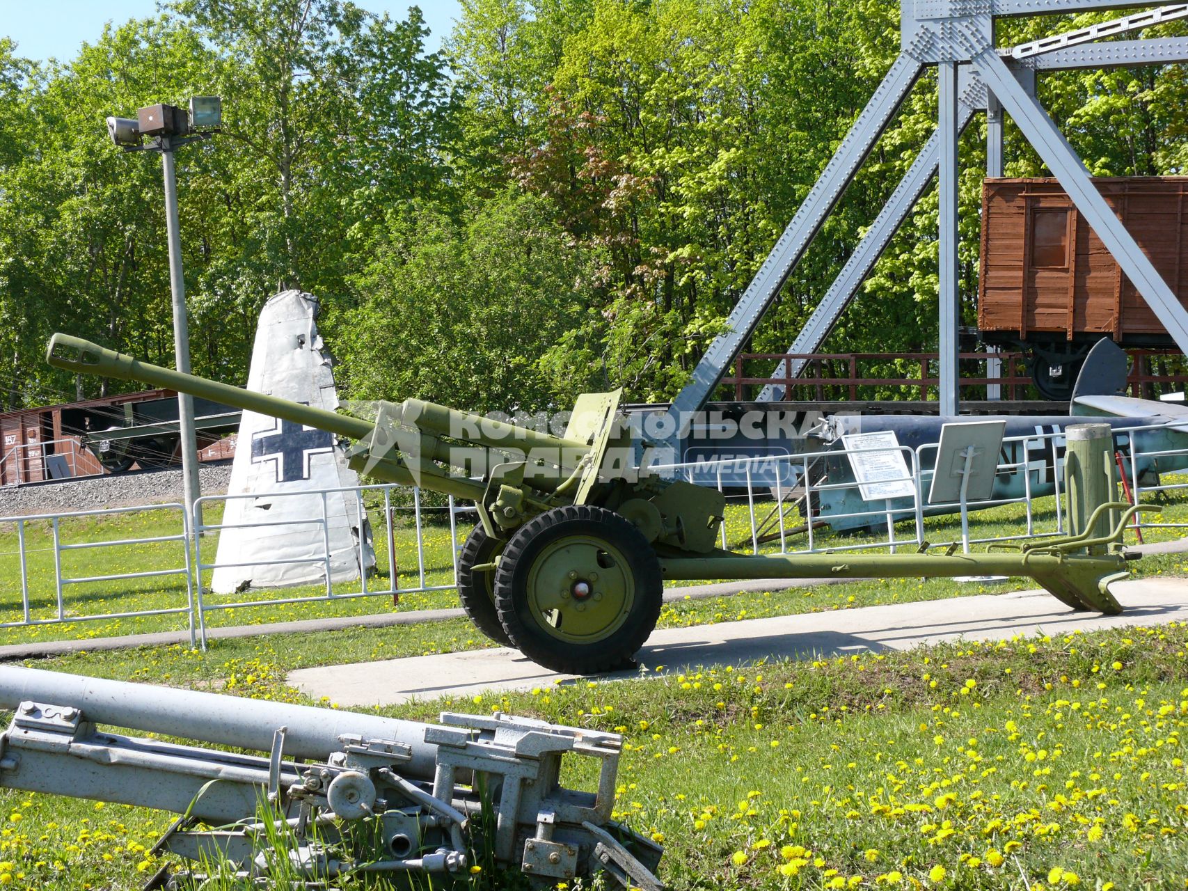 18.07.2009 76-мм дивизионная пушка образца 1942 года (ЗИС-3, Индекс ГАУ - 52-П-354У) - 76,2-мм советская дивизионная и противотанковая пушка. Главный конструктор . В. Г. Грабин, головное предприятие по производству . артиллерийский завод   92 в городе Горьком. ЗИС-3 стала самым массовым советским артиллерийским орудием, выпускавшимся в годы ВОВ.