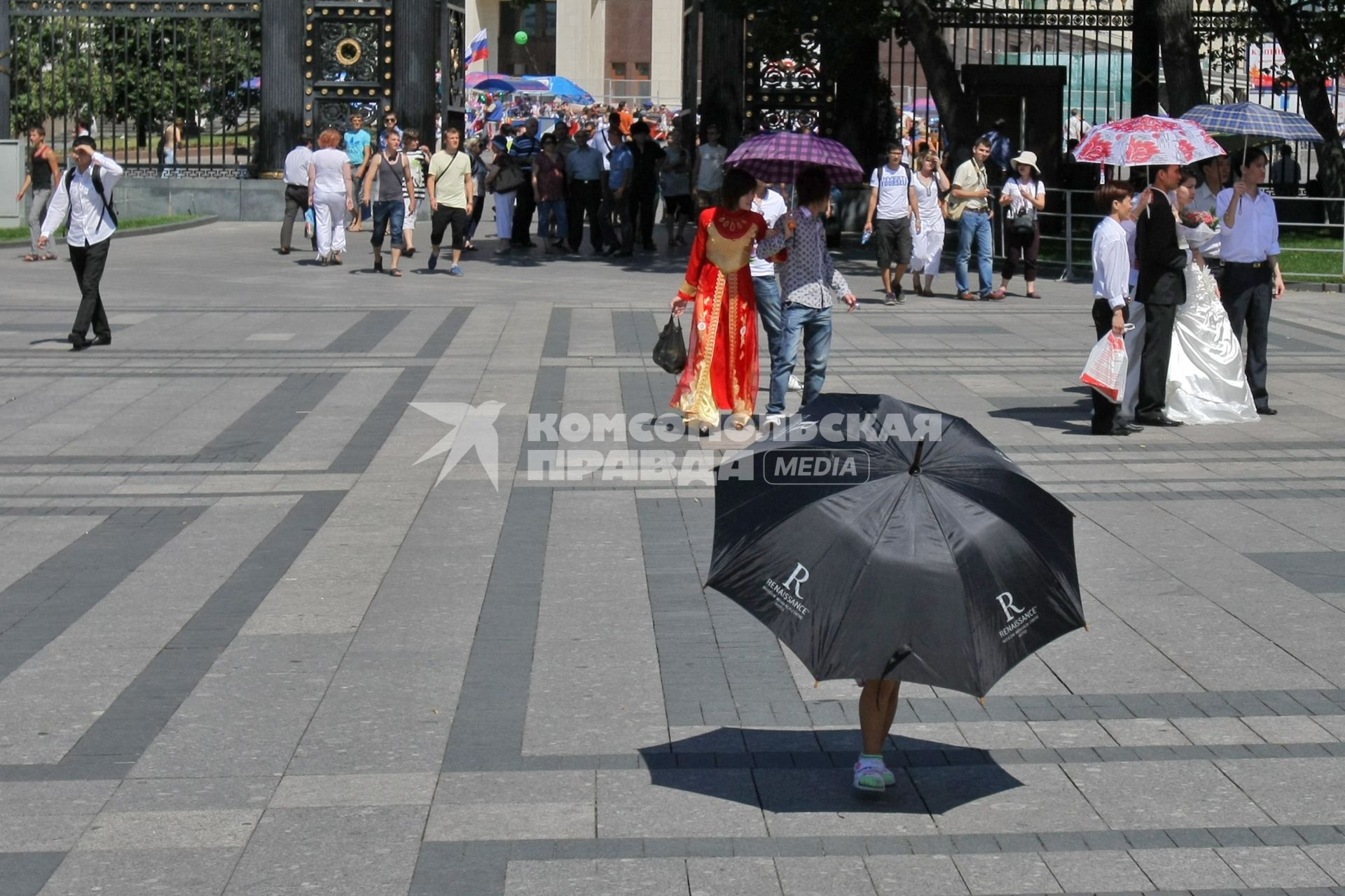 Жаркая погода в Москве, 12 июля 2010 года. Александровский сад. Зонт. Жара. Лето. Глобальное потепление. Климат.